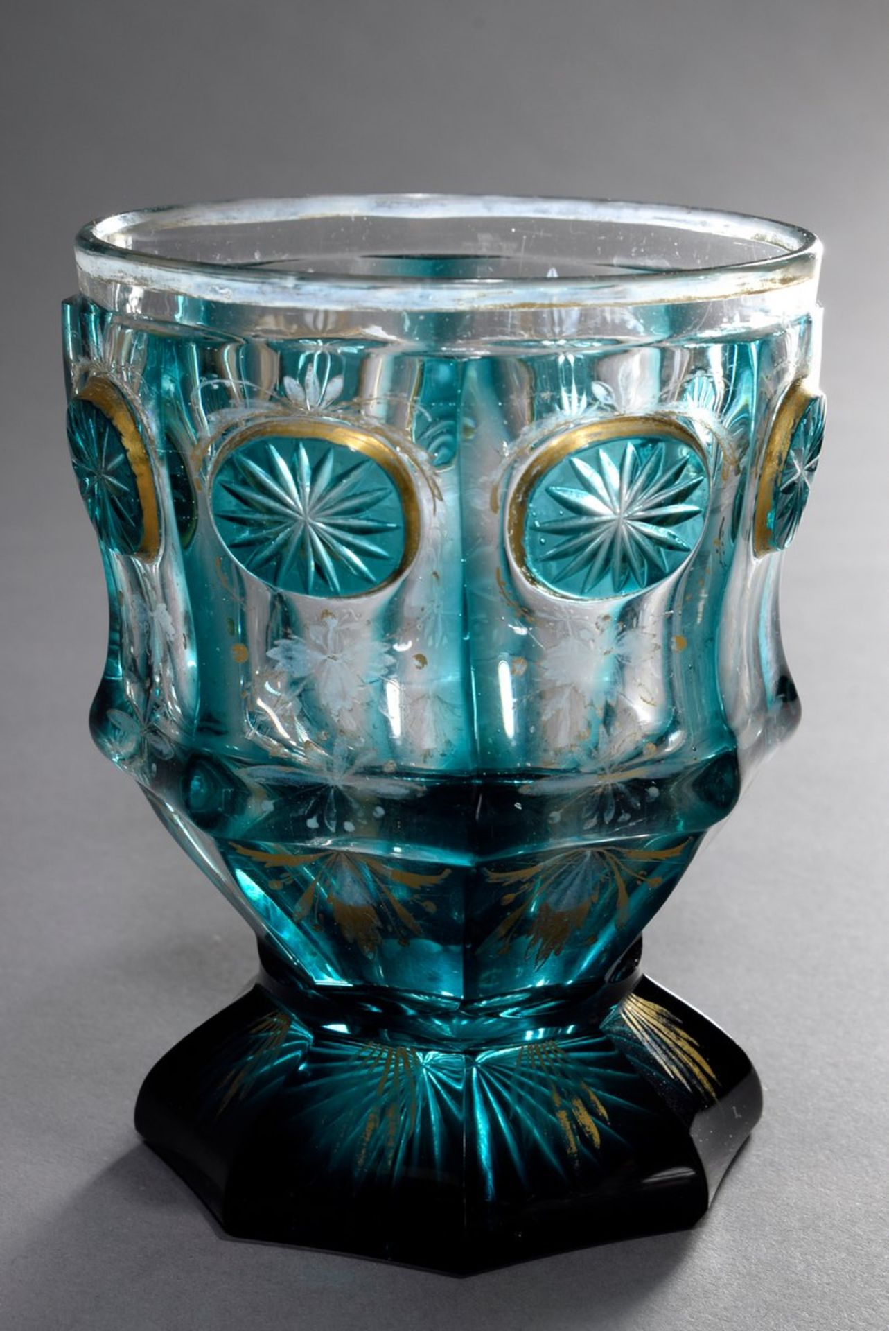 Facettiertes Biedermeier Glas mit grünem Überfang und floraler Goldmalerei, H. 12,5cm, Standring