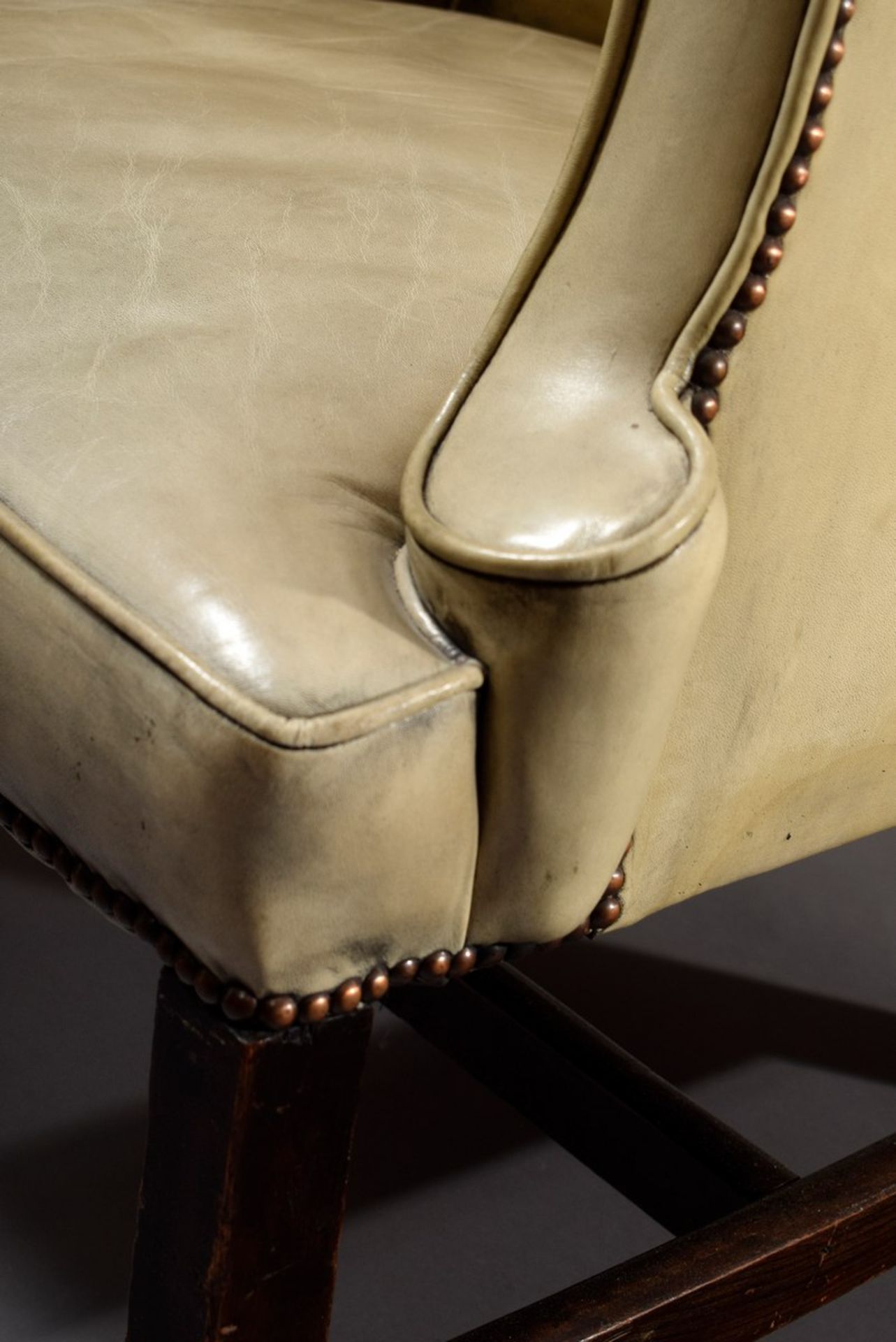 Englischer Leder Grandfather Wingchair auf Rollen, um 1800, H. 42/120cm, neu geledert und - Bild 3 aus 5