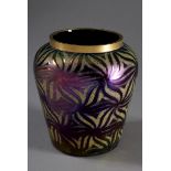 Violett irisierende Jugendstil Glas Vase mit geometrisch-floralem Ätzdekor und Messingrand, H. 14,