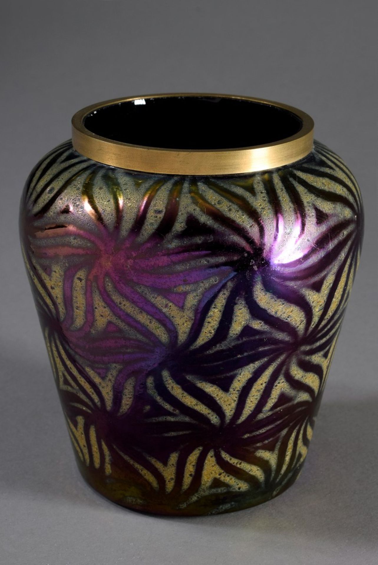 Violett irisierende Jugendstil Glas Vase mit geometrisch-floralem Ätzdekor und Messingrand, H. 14,