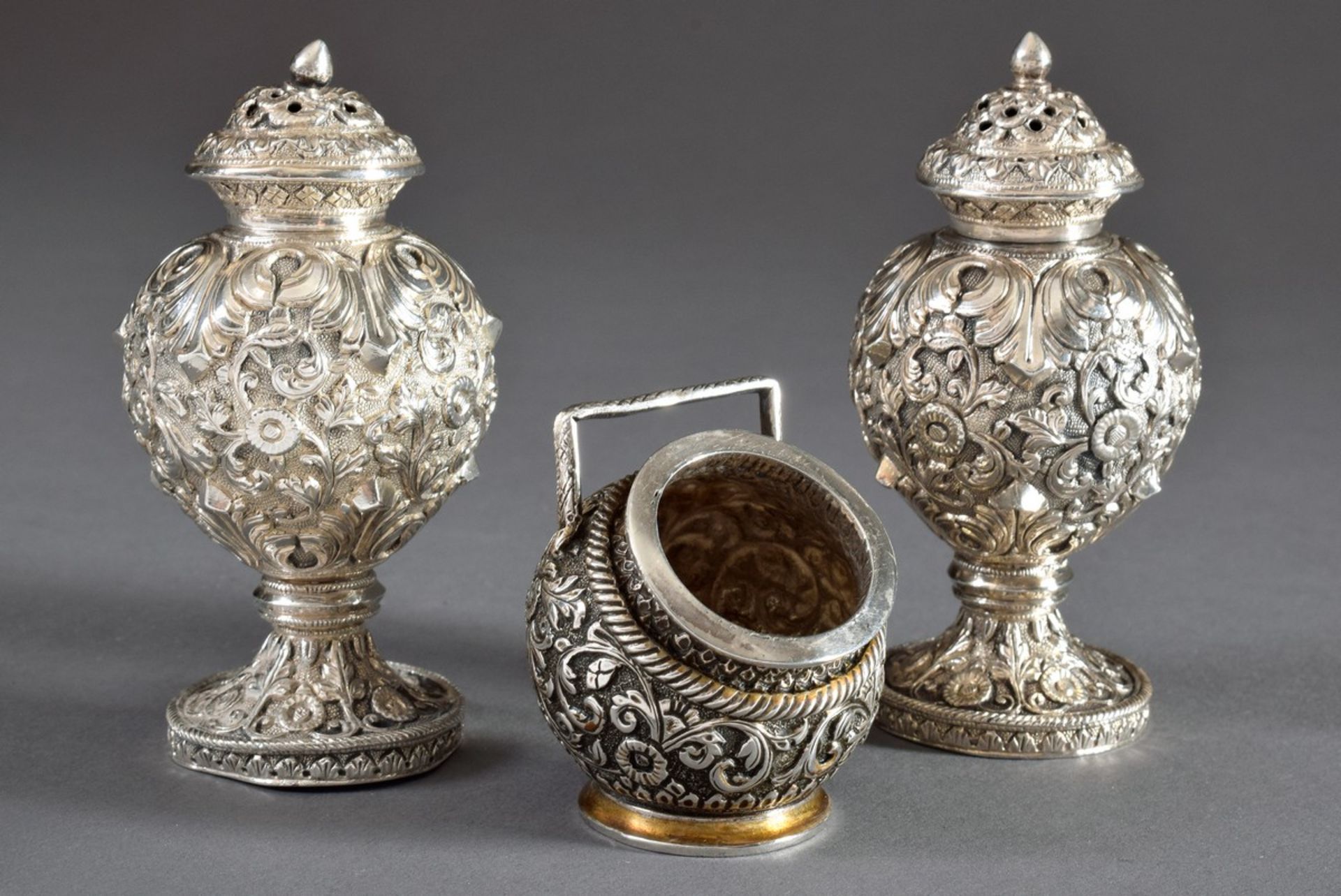 3 Teile Salz- und Pfefferstreuer sowie Senftöpfchen in orientalischer Façon, Silber, Indien um 1900,