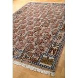 Fein geknüpfter Kerman Lavar "Blütenteppich" mit umlaufendem Figurenfries und stilisierter