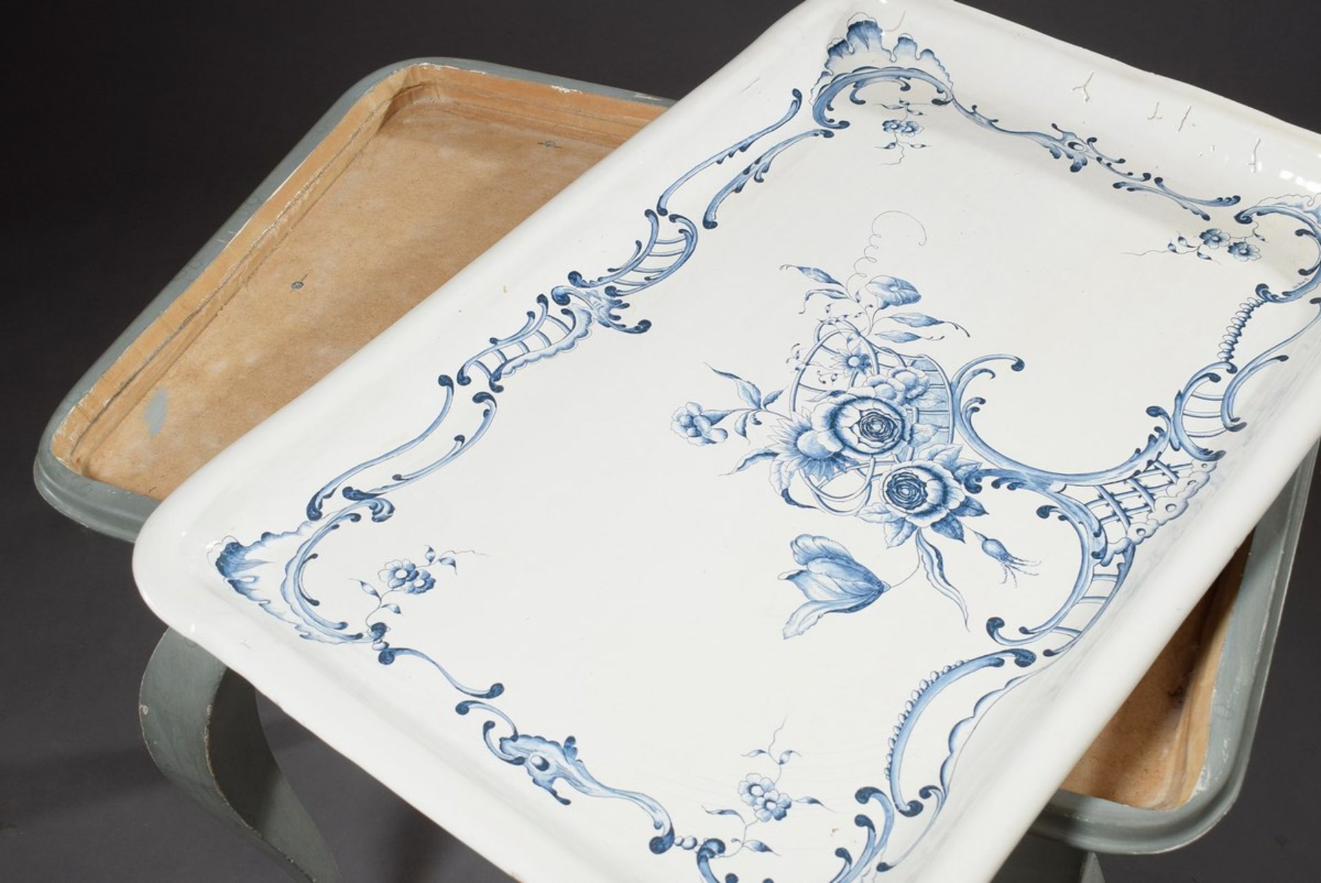 Teetisch mit Fayence Platte "Rocaille mit Blumenranken" auf grau-blau gefasstem Weichholz Gestell - Bild 3 aus 4