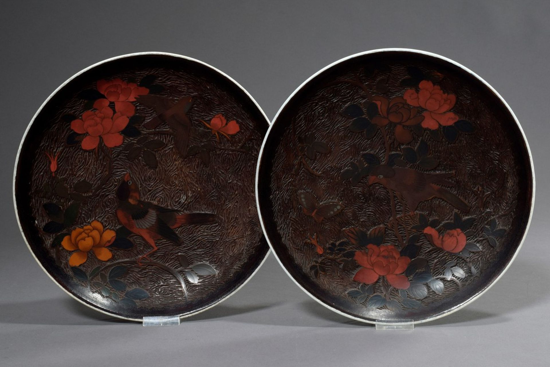 Paar Treebark Teller mit Cloisonné Dekor auf Porzellan (Jiki Shippo) "Vögel mit Päonienblüten",
