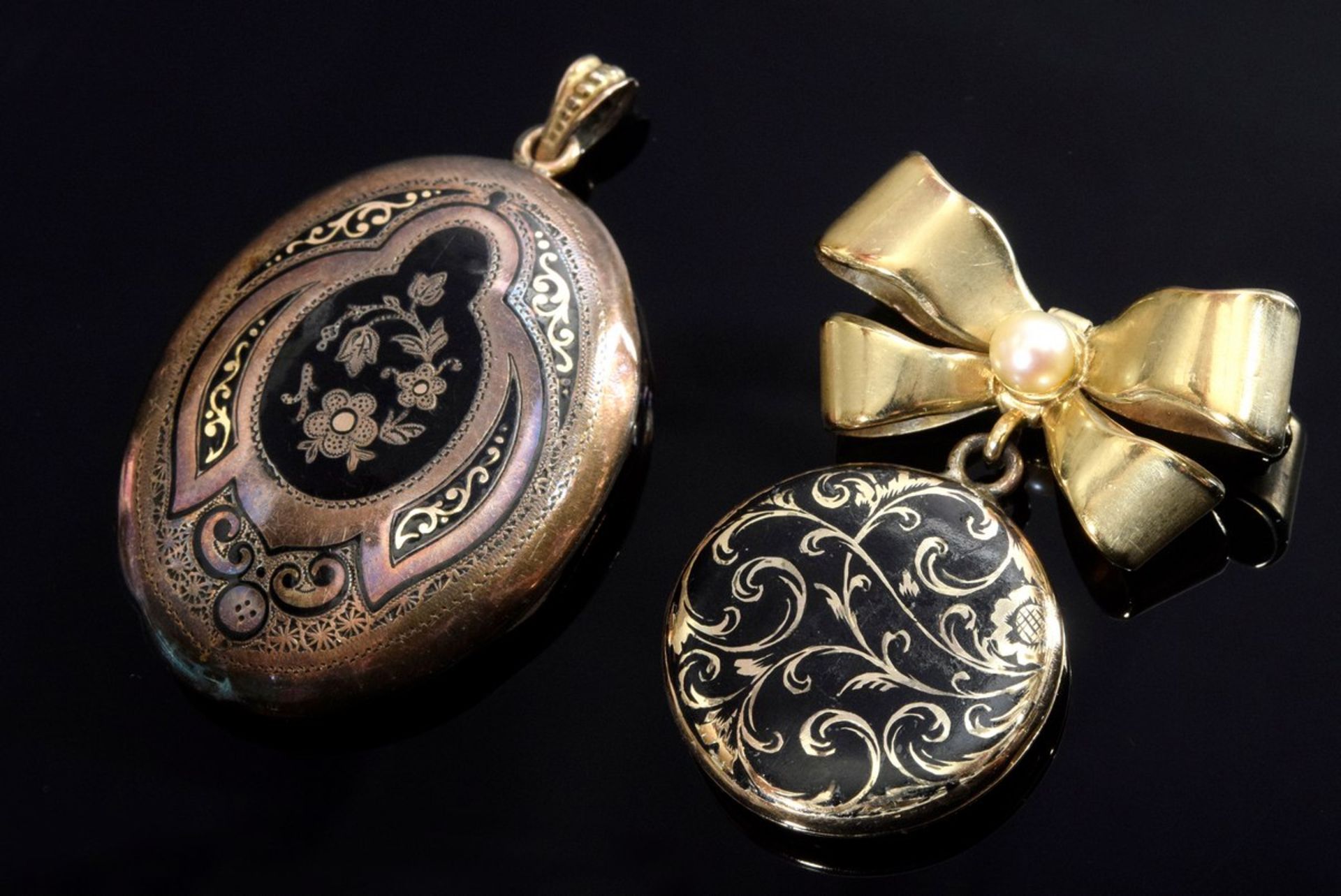 2 Diverse Teile Schmuck: Erinnerungsmedaillon mit Haareinlage von 1861 an Schleifennadel mit