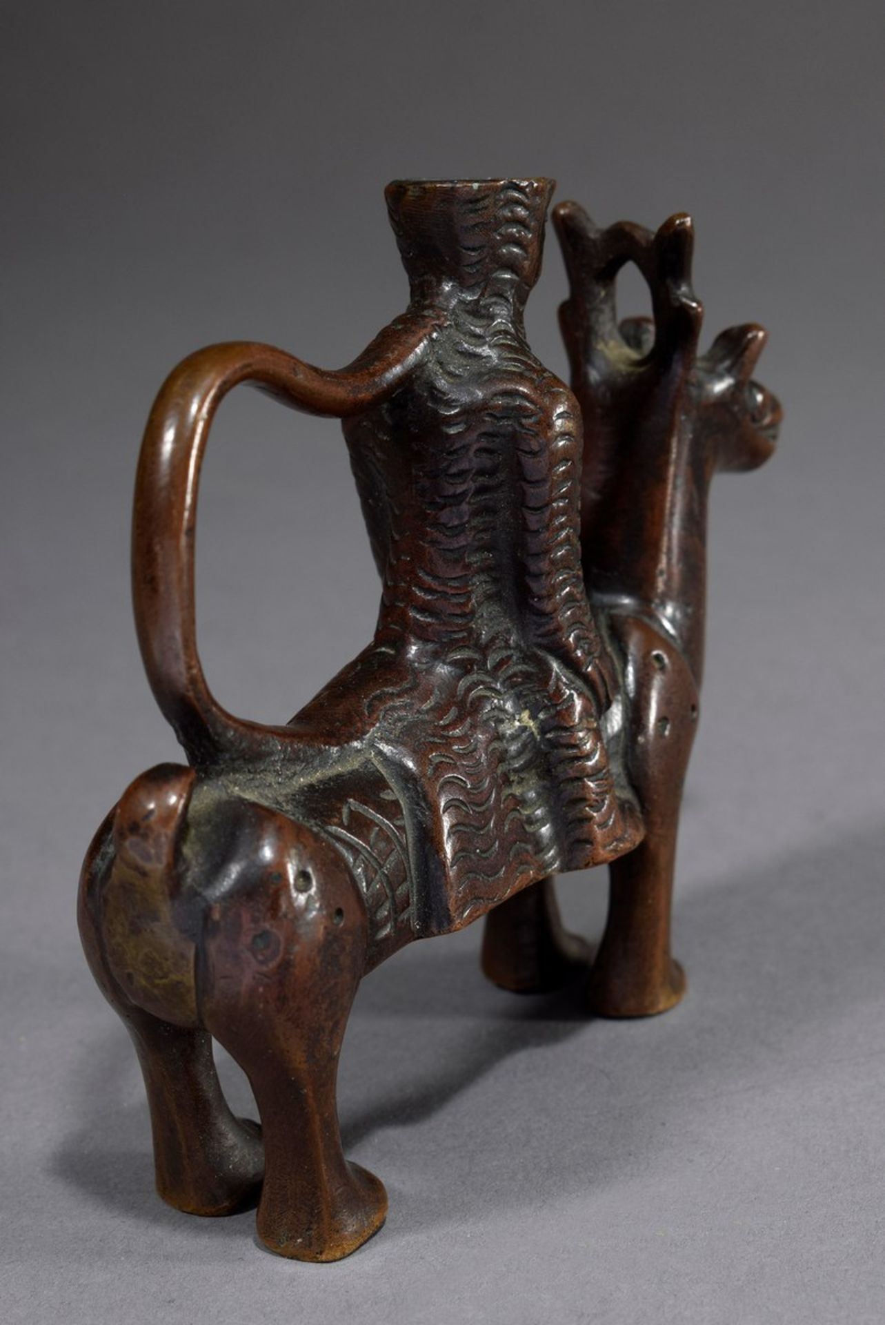 Aquamanile „Rentier mit geharnischten Reiter“ nach Original des 13.Jh., 19.Jh., Bronze braun - Bild 3 aus 6