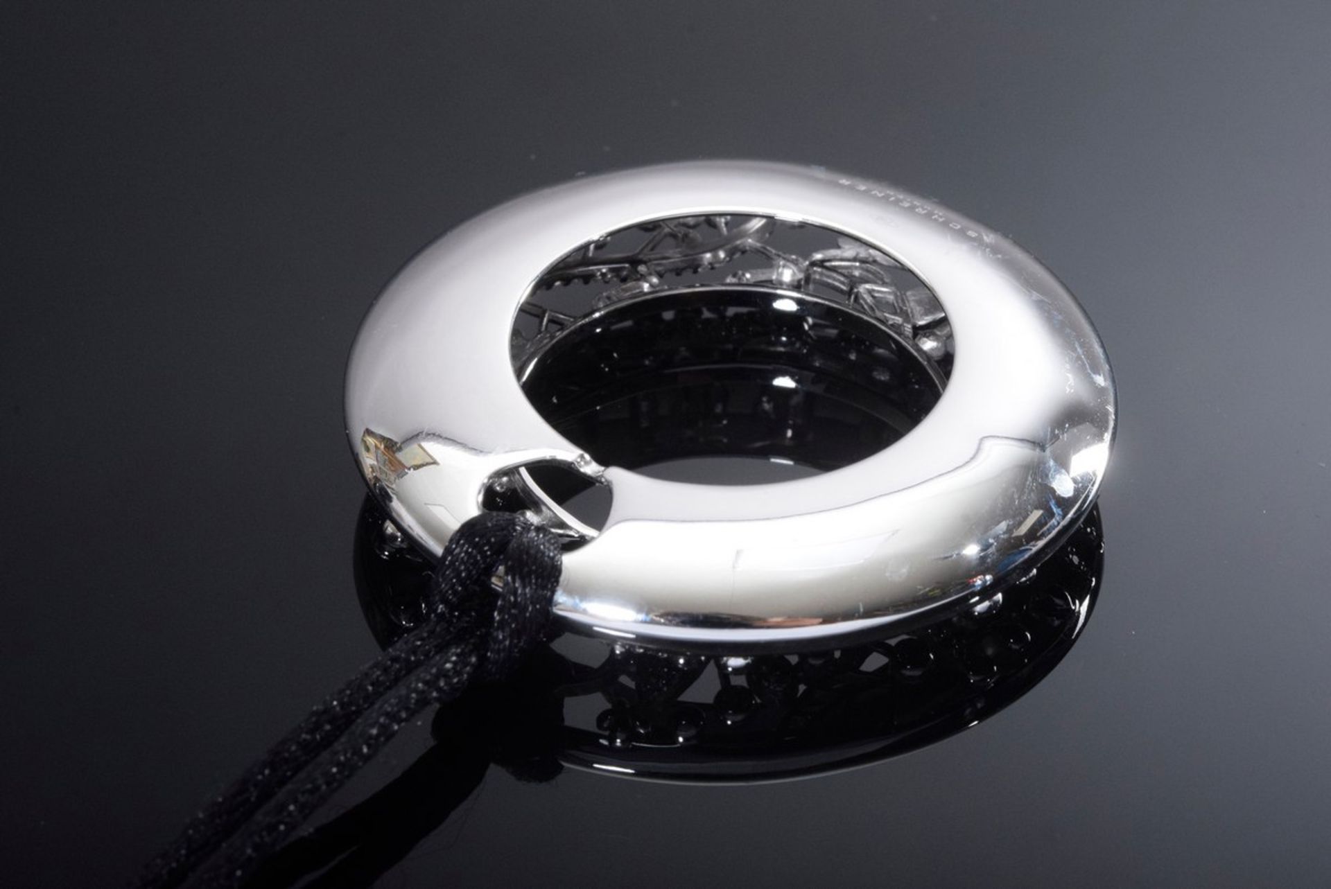 Ausdrucksstarker WG 750 "Donut" Anhänger an schwarzem Seidenband, durchbrochen im floralen Design - Bild 3 aus 4