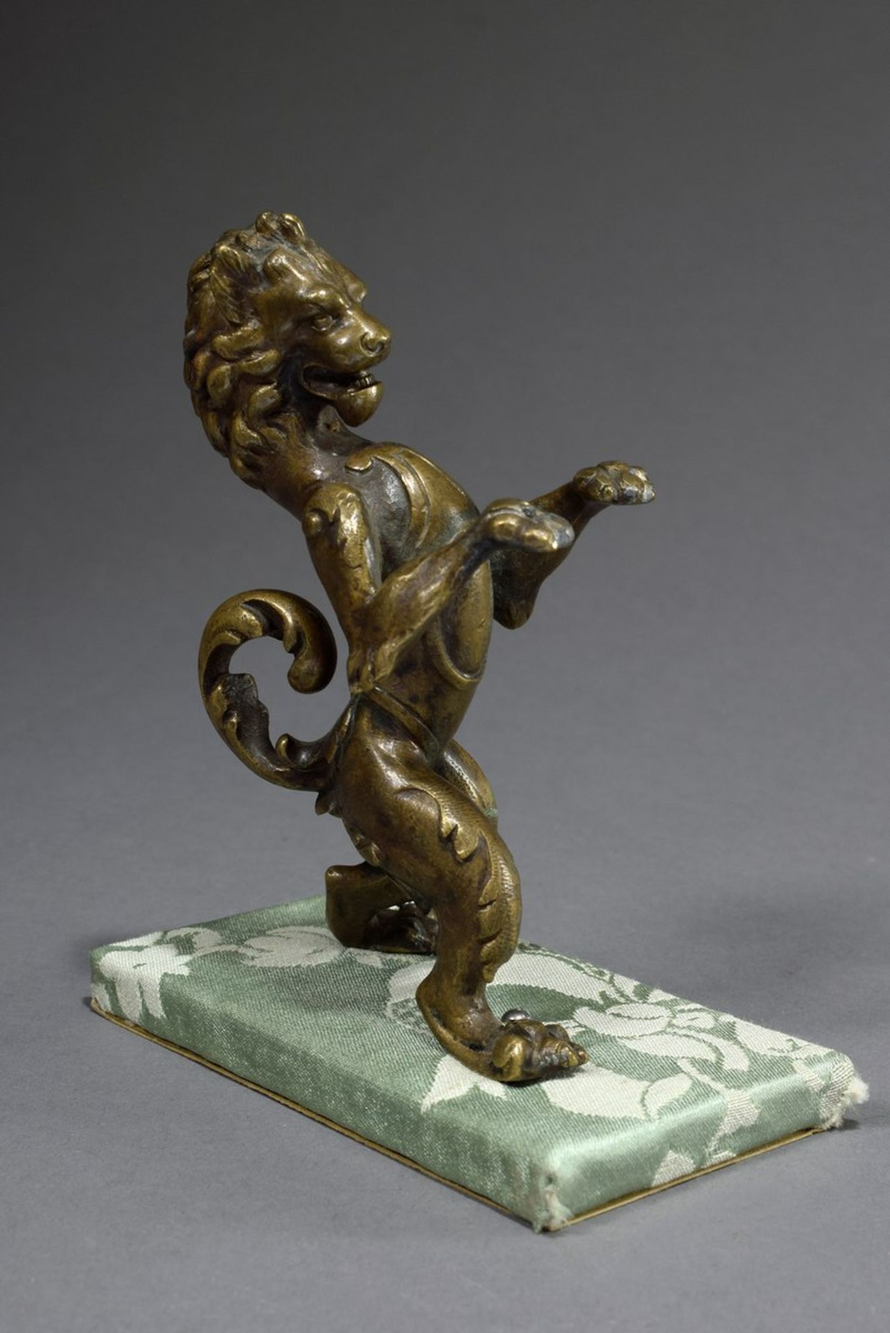 Skulptur „Steigender Löwe“, Gelbguss, auf Plinthe, Ende 19.Jh., H. 13,5/15cm, ehem. Slg. Walter - Bild 3 aus 5