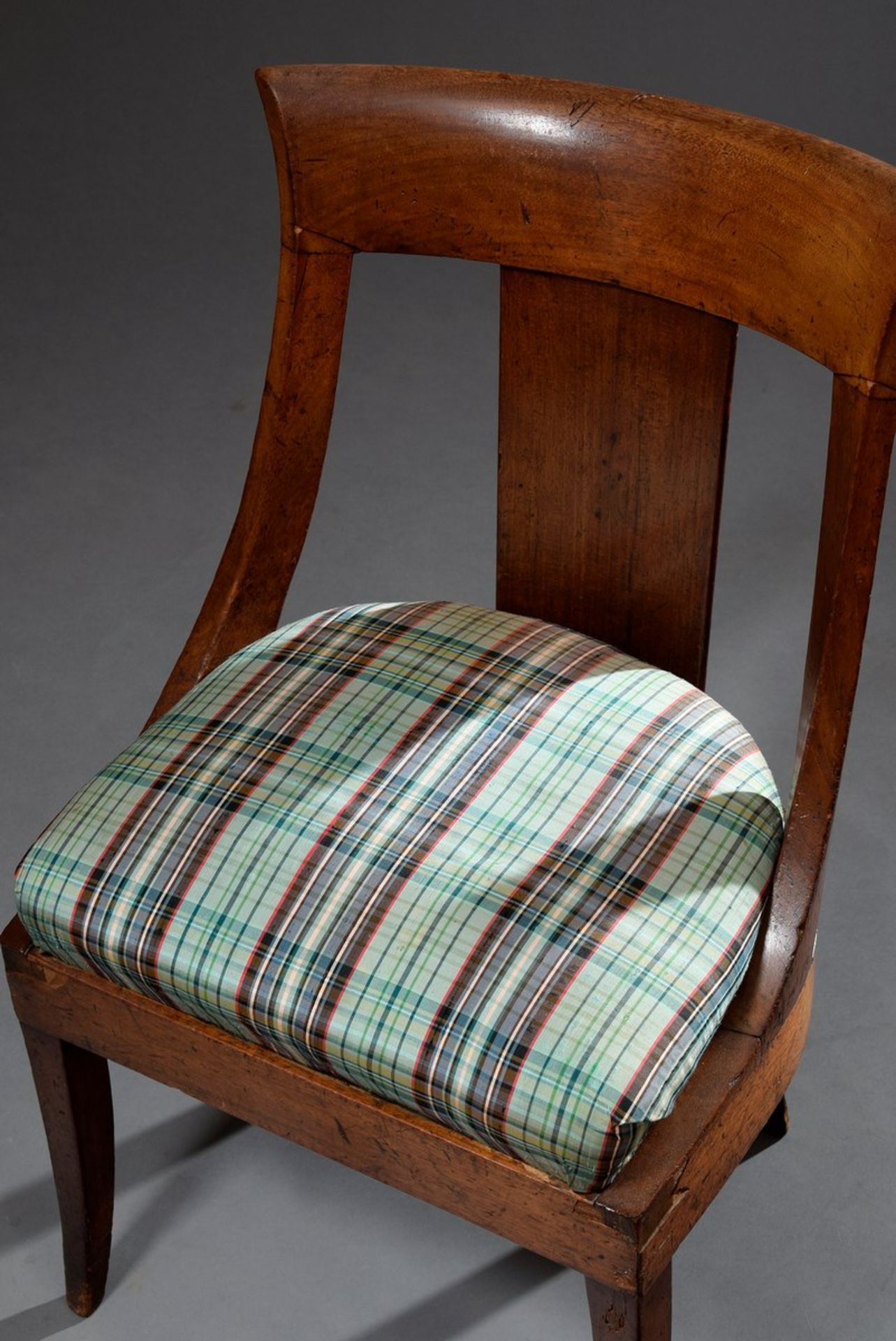 Stuhl mit halbrunder Lehne und kariertem Seidenpolster auf Säbelbeinen, Holz dunkel gebeizt, H. 47/ - Bild 2 aus 4
