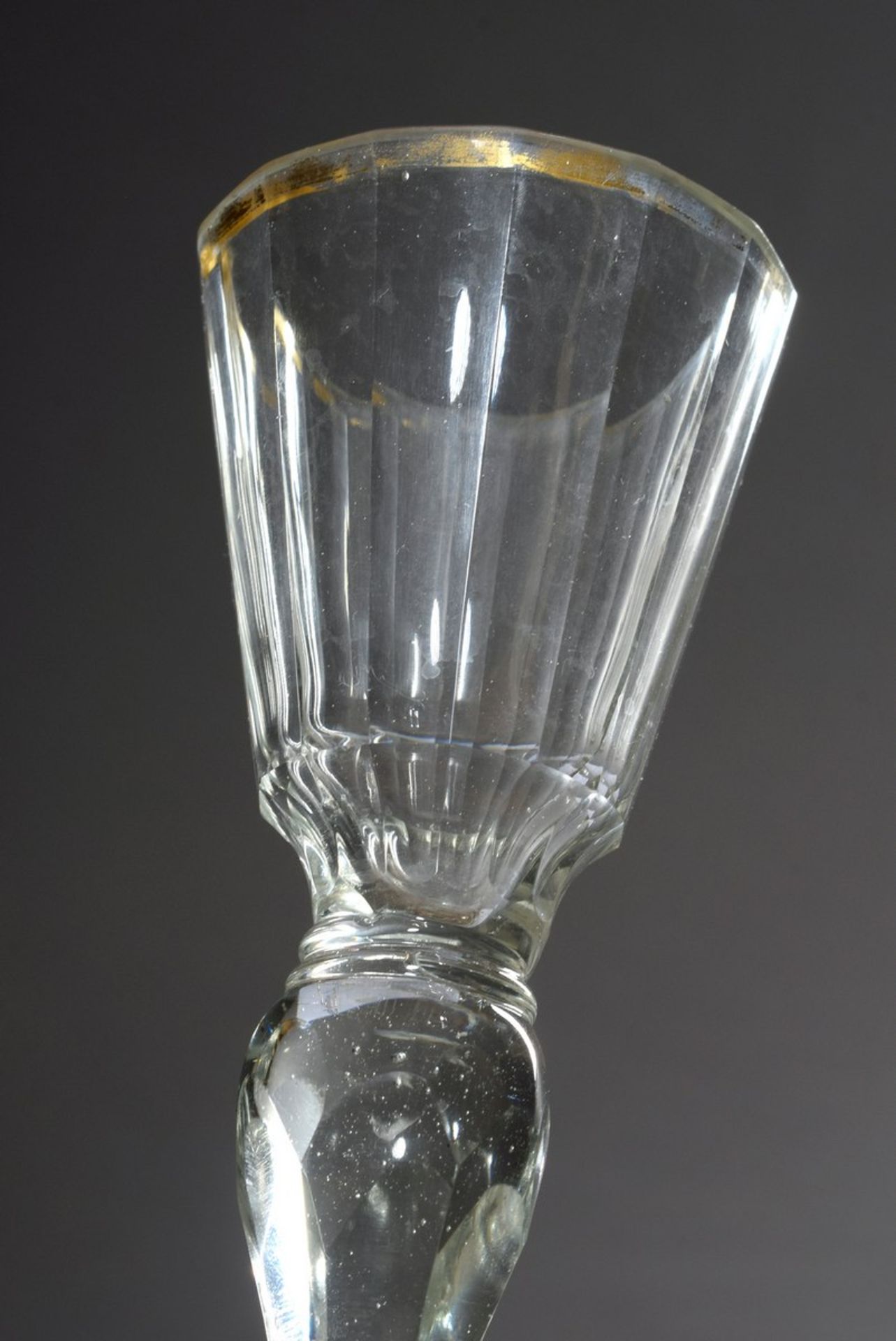 Barockes Trinkglas mit facettierter Kuppa und Goldrand, H. 14,5cm, Gold berieben - Bild 2 aus 2