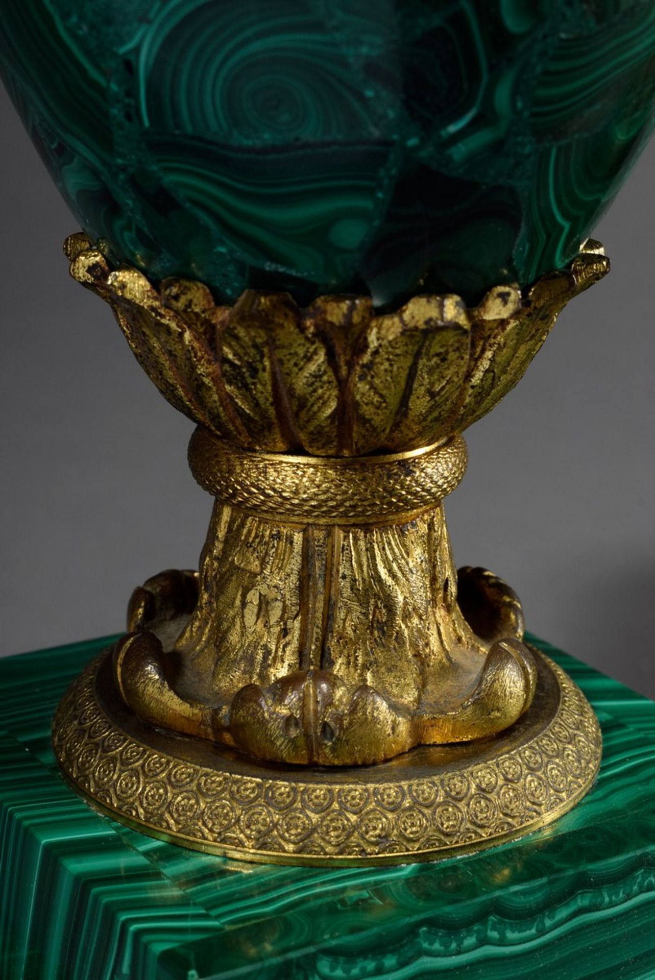 Paar Prunkvasen im Empire Stil mit ovoidem Malachit Korpus und ebensolchem Sockeln sowie vergoldeten - Bild 4 aus 8