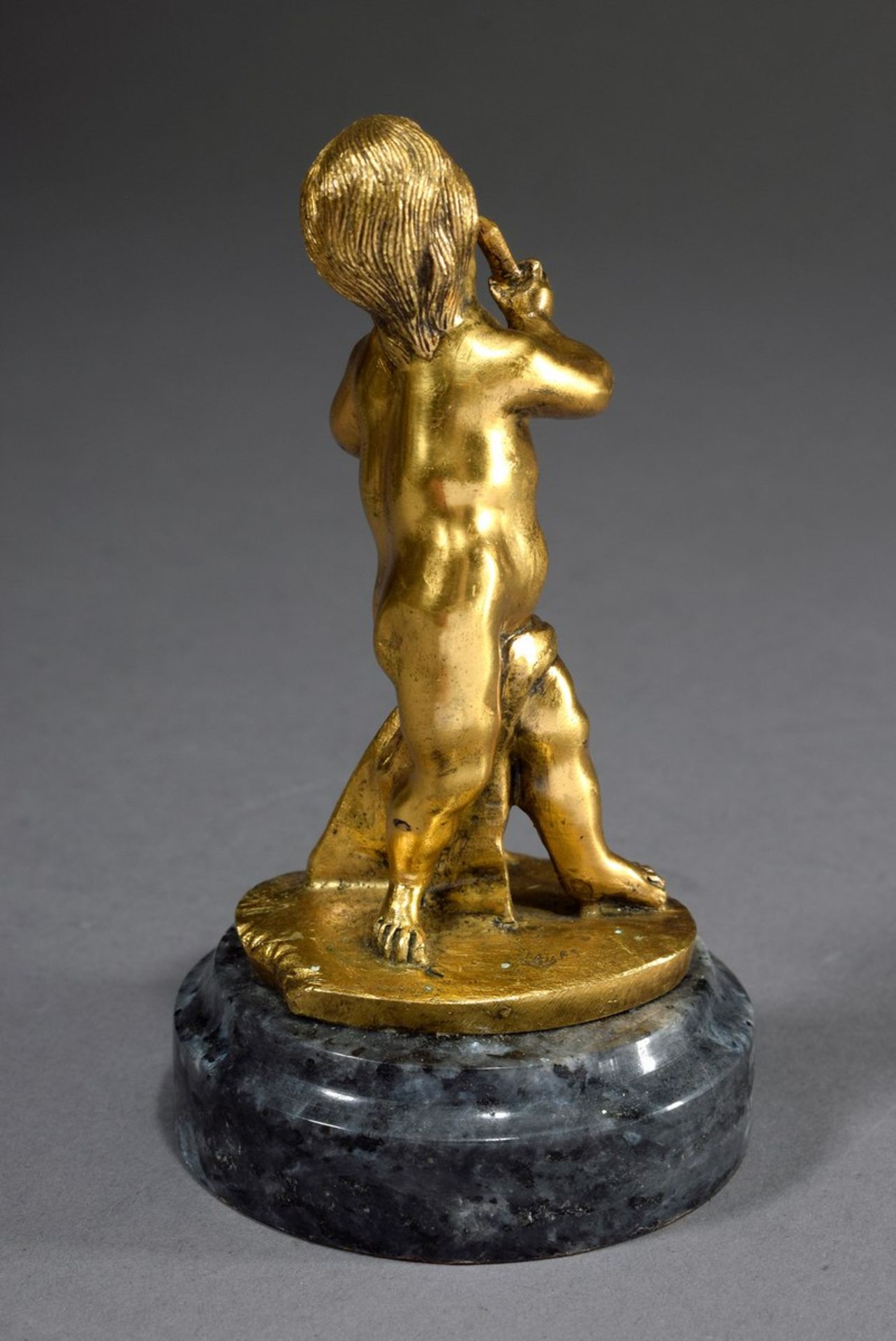 Kleine Statuette „Junge mit Flöte und Draperie“, feuervergoldete Bronze, bez. "XII", auf rundem - Bild 3 aus 4