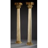 Paar große Säulen mit korinthischen Kapitellen, Holz geschnitzt, hell/gold gefasst, H. ca. 234cm,