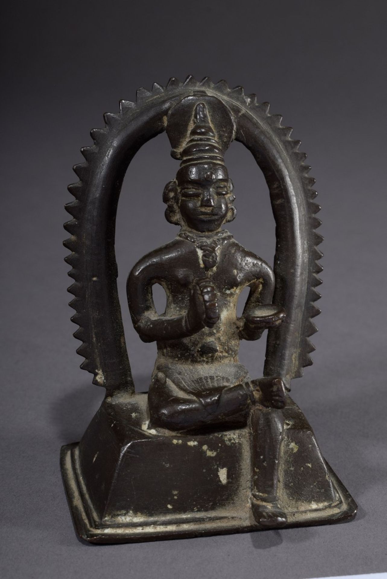 6 Diverse figürliche Bronzen: 3 "Betende", 2 "Thronende" und 1 "Vishnu Baby", Indien 19.Jh., H. 7- - Bild 4 aus 10