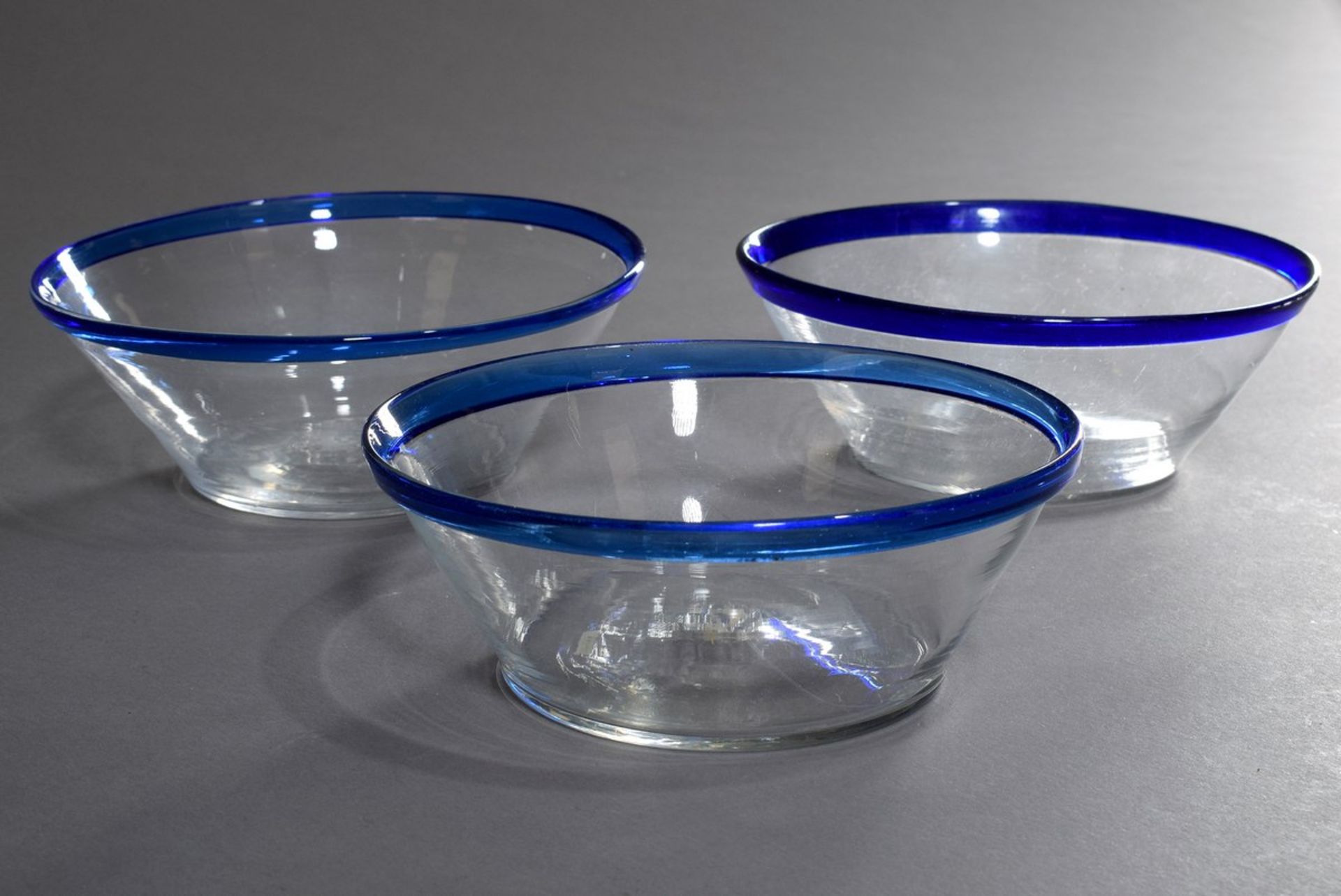 3 Antike schwedische Glas Milchsatten mit blauem Rand, H. 6cm, Ø 15cm, leichte Gebrauchsspuren - Bild 4 aus 4