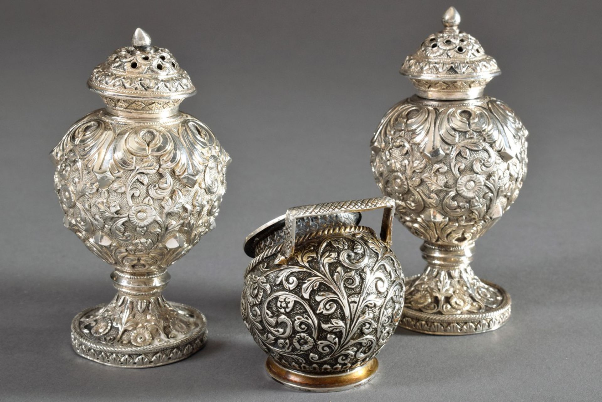3 Teile Salz- und Pfefferstreuer sowie Senftöpfchen in orientalischer Façon, Silber, Indien um 1900, - Bild 2 aus 3