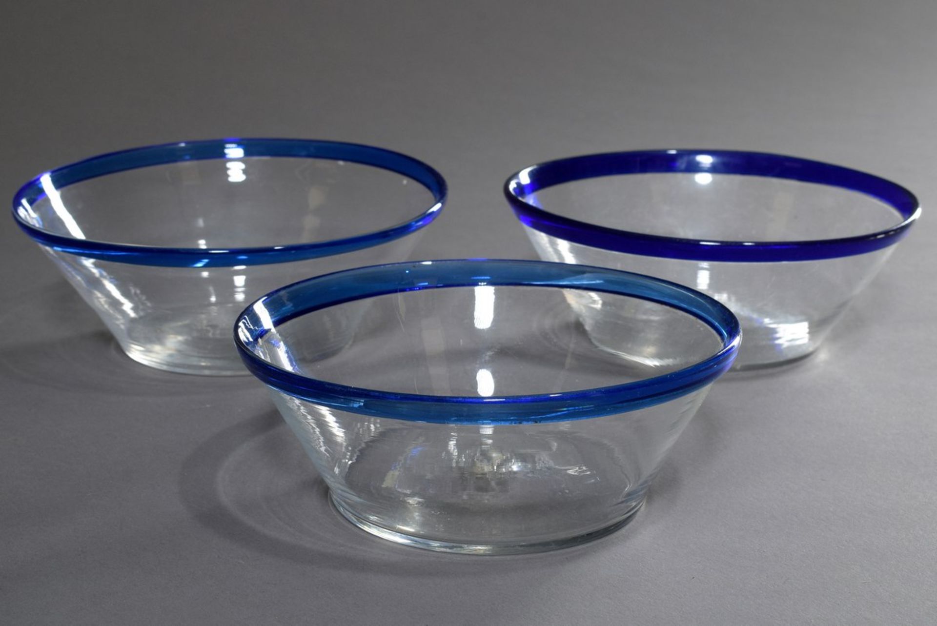 3 Antike schwedische Glas Milchsatten mit blauem Rand, H. 6cm, Ø 15cm, leichte Gebrauchsspuren