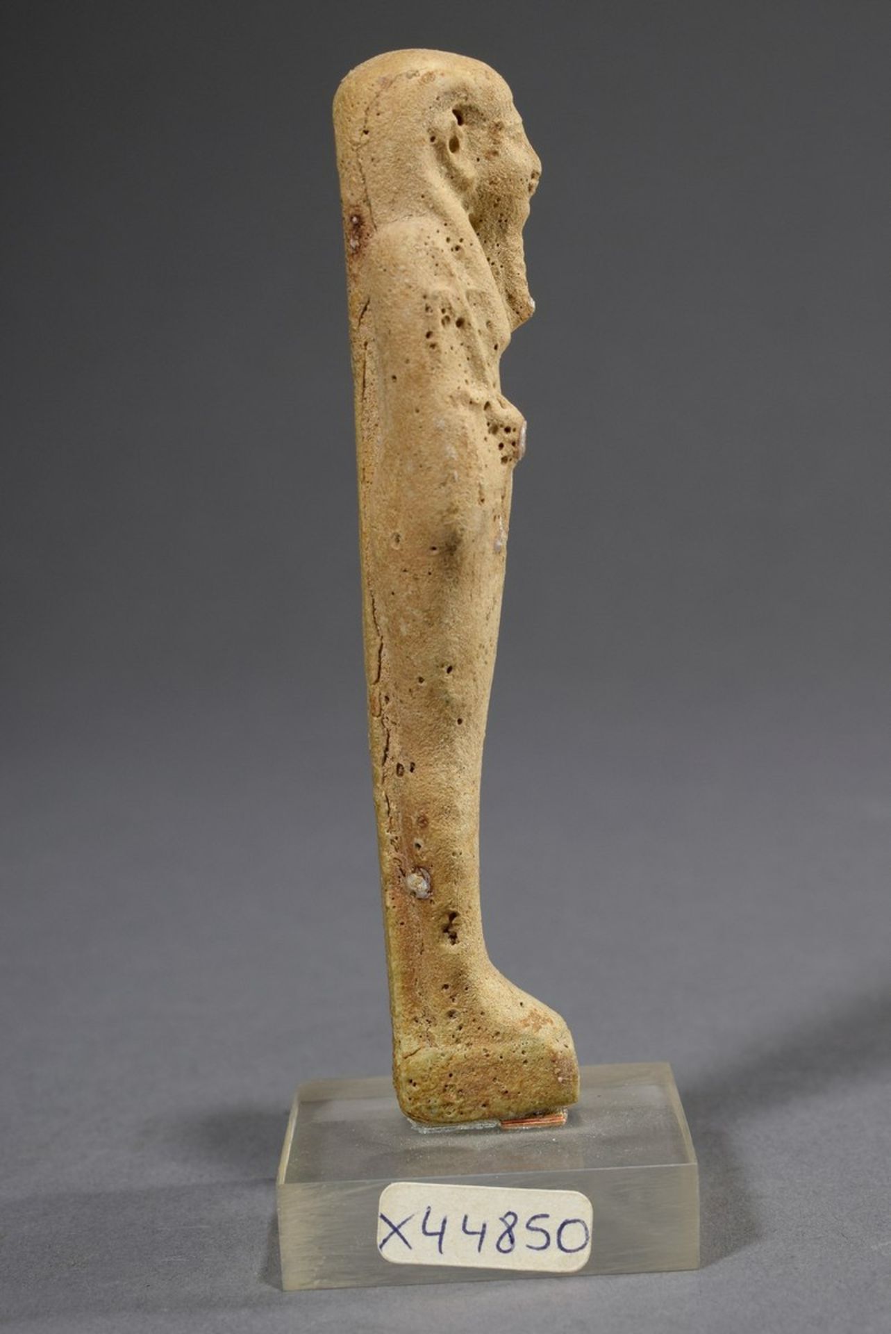 Uschebti mit Resten heller Glasur, Darstellung mit Hacken und Saatbeutel, wohl Sais (26. Dynastie) - Bild 5 aus 6