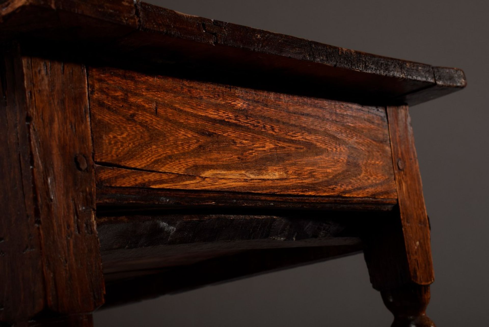Tudor Tisch mit einem Schub auf gedrechselten Gestell, Eiche, England 17.Jh., 73x73,5x50cm, - Bild 8 aus 8