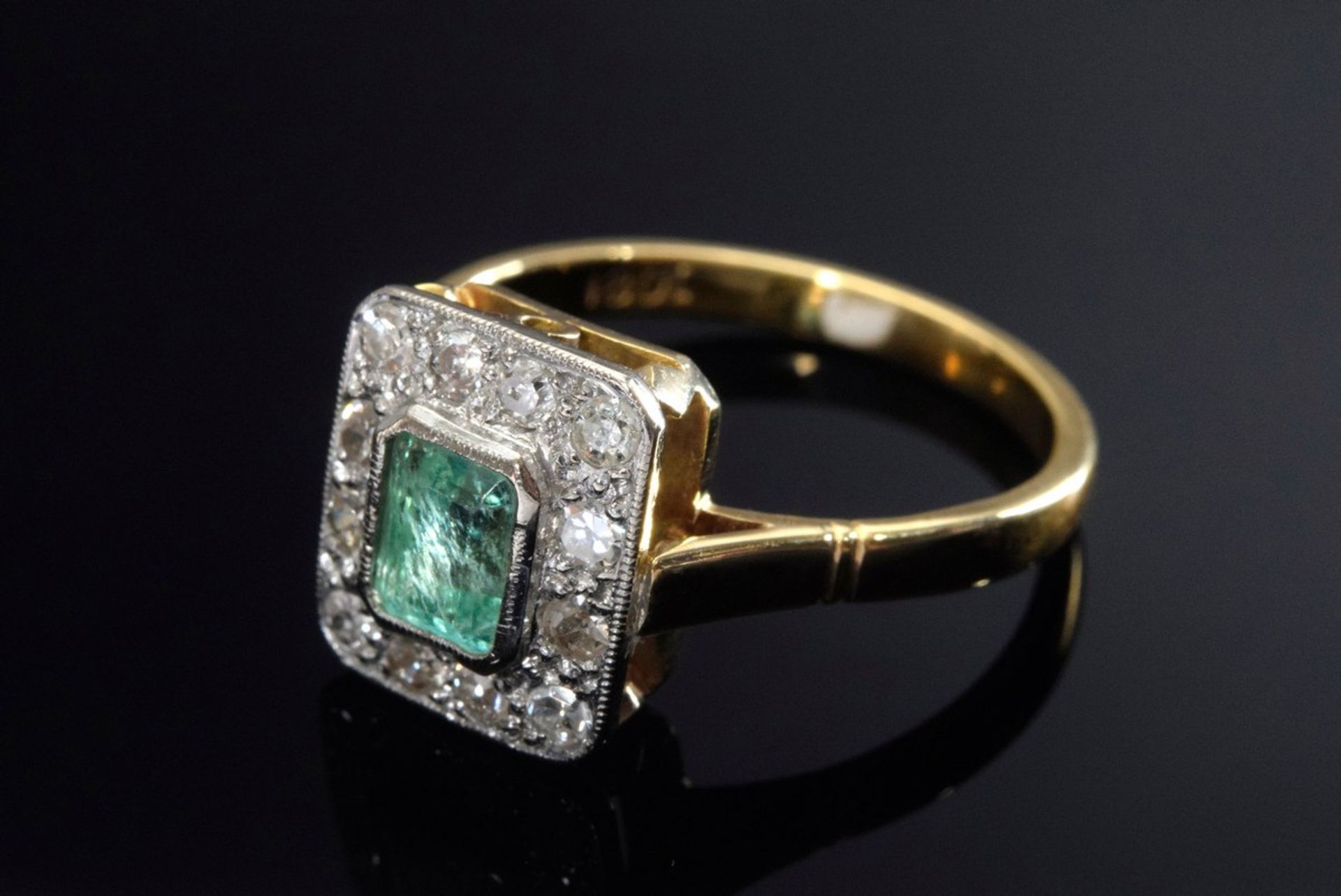 Klassischer GG/WG 750 Ring im Art Deco Stil mit Smaragd (ca. 0.50ct) sowie 12 Altschliffdiamanten ( - Bild 2 aus 3