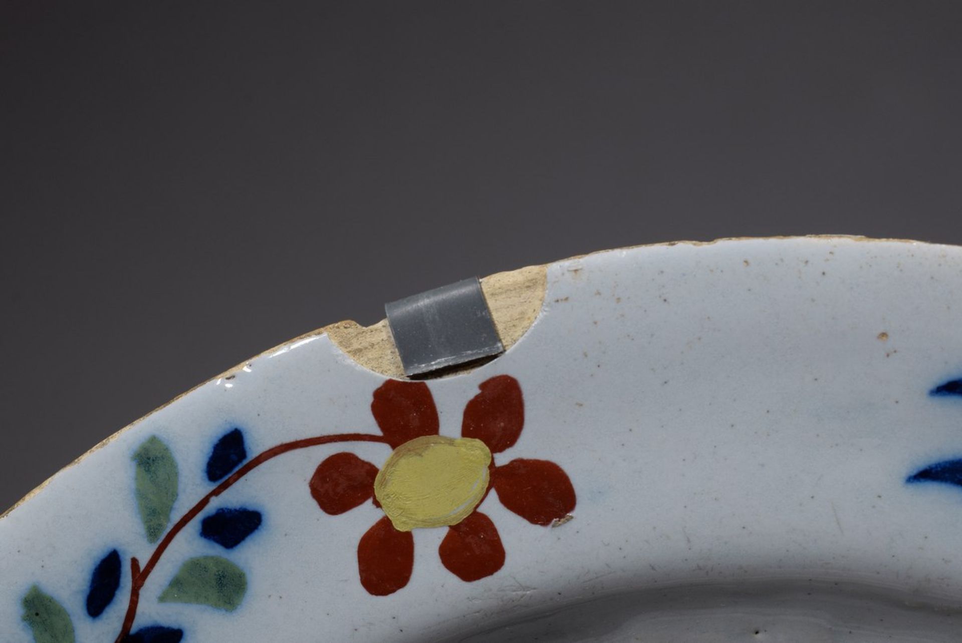 Paar polychrom bemalte Delfter Fayence Teller "Chinesisches Dekor", 18.Jh., Ø 22,5cm, Rand etwas - Bild 6 aus 6