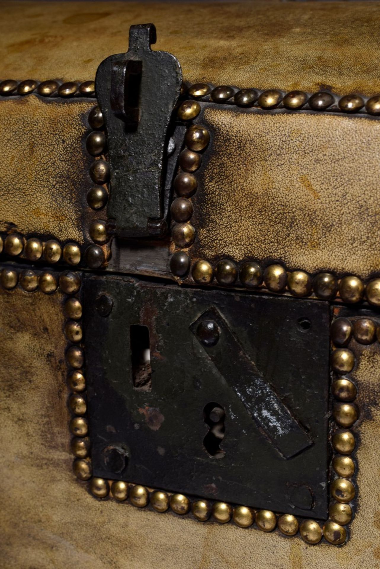Kleine hellgrüne Runddeckeltruhe mit Eisenbeschlägen, Leder mit Nietenbesatz über Holzkorpus, - Bild 4 aus 7
