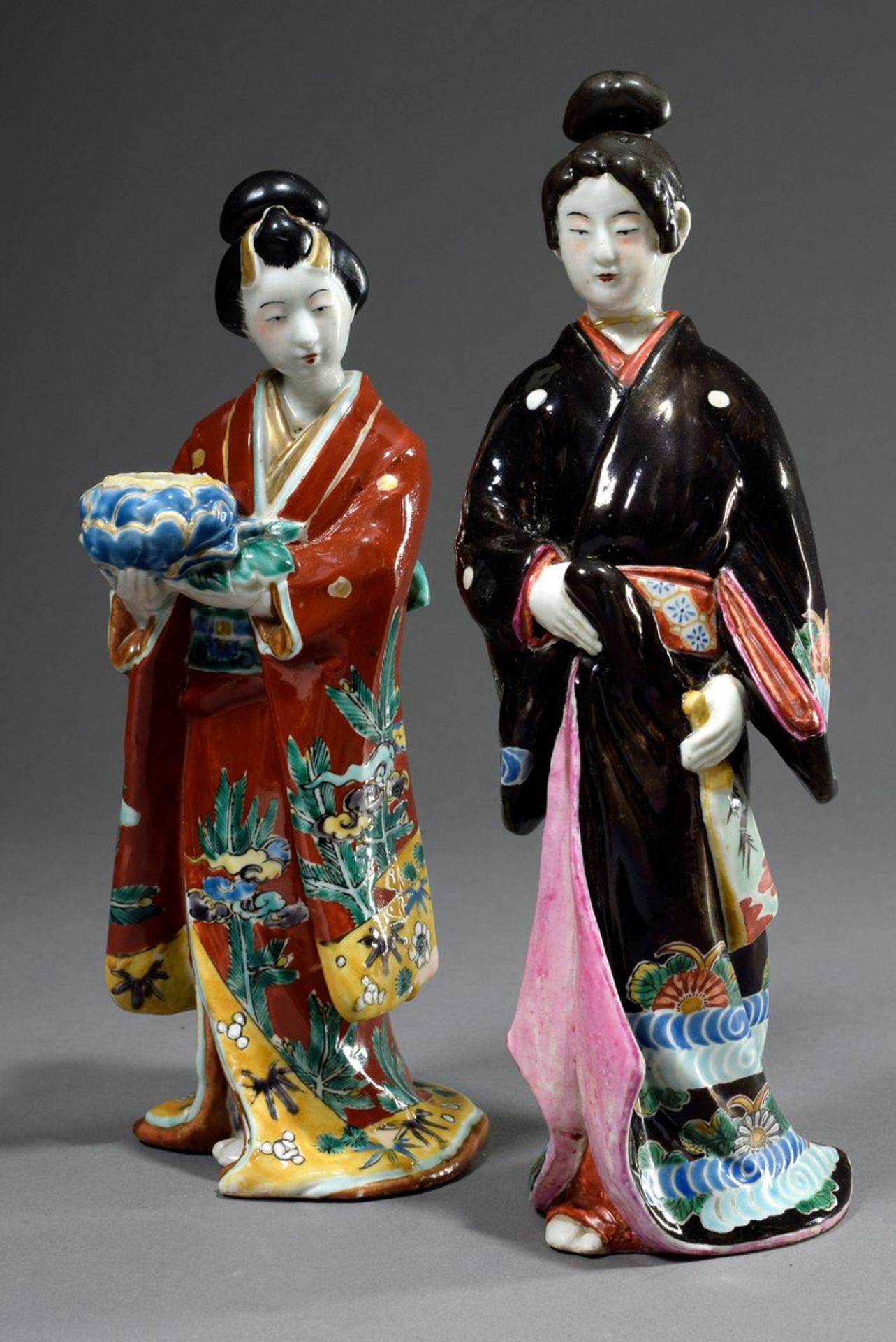 2 Kutani Porzellanfiguren "Damen in traditionellem Gewand", Japan um 1910, H. 26/28cm, 1x defekt2