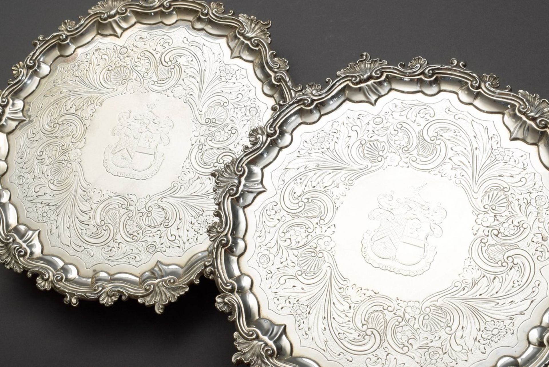 Paar englische Salver mit floraler Gravur und Wappen mit Devise „Sola Virtus Invicta“, MZ: William - Bild 2 aus 5