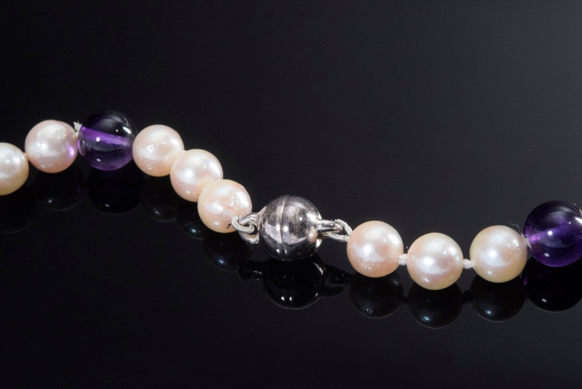 Zuchtperlen Choker mit Amethysten und Silber 925 Magnetschließe, 29,3g, L. 43,5cm, Ø 6,6 - 7,7mm, - Bild 2 aus 2