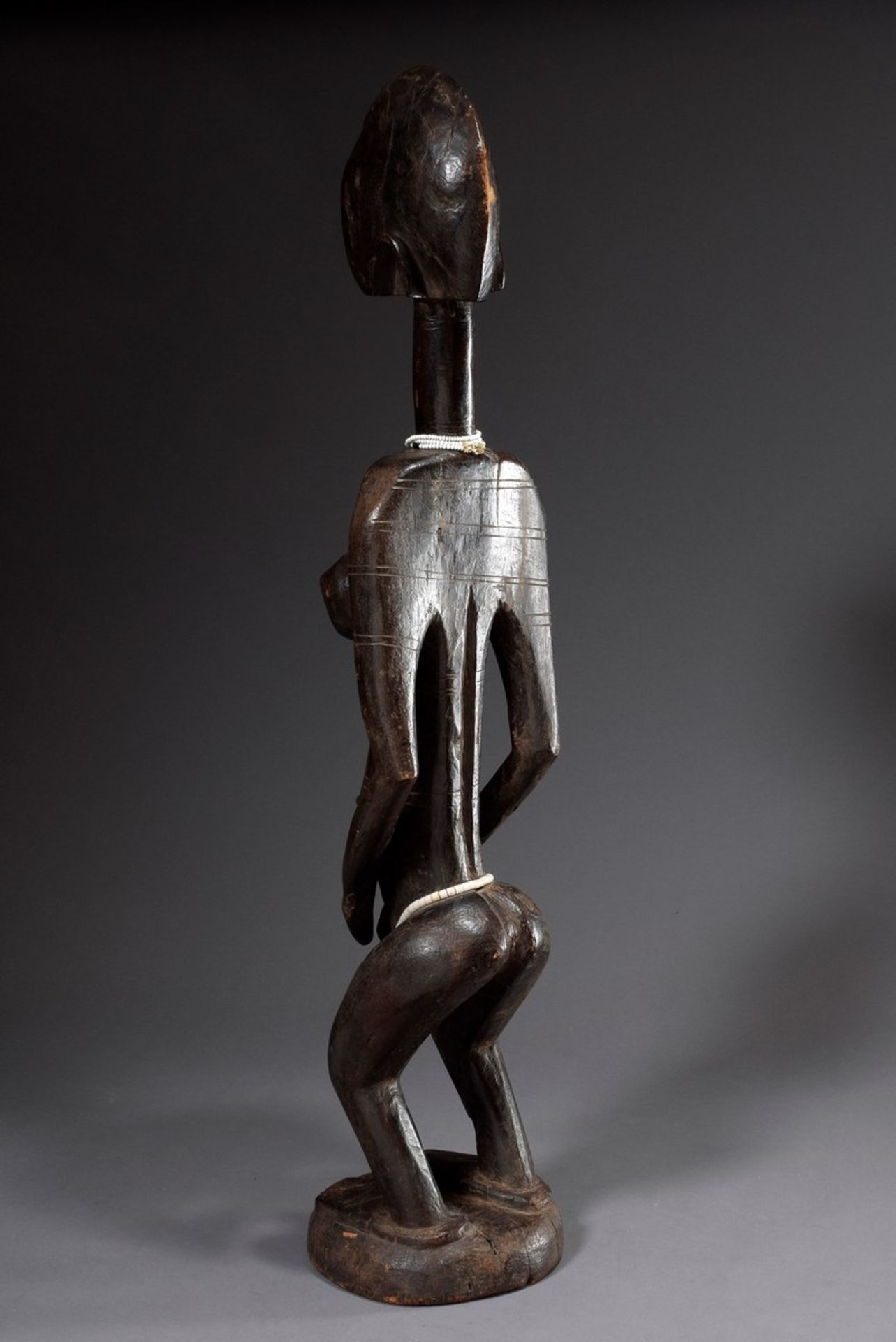Afrikanische "Maternity" Figur mit Perlenketten und Skarifikationen, Holz geschnitzt und dunkel - Bild 5 aus 7