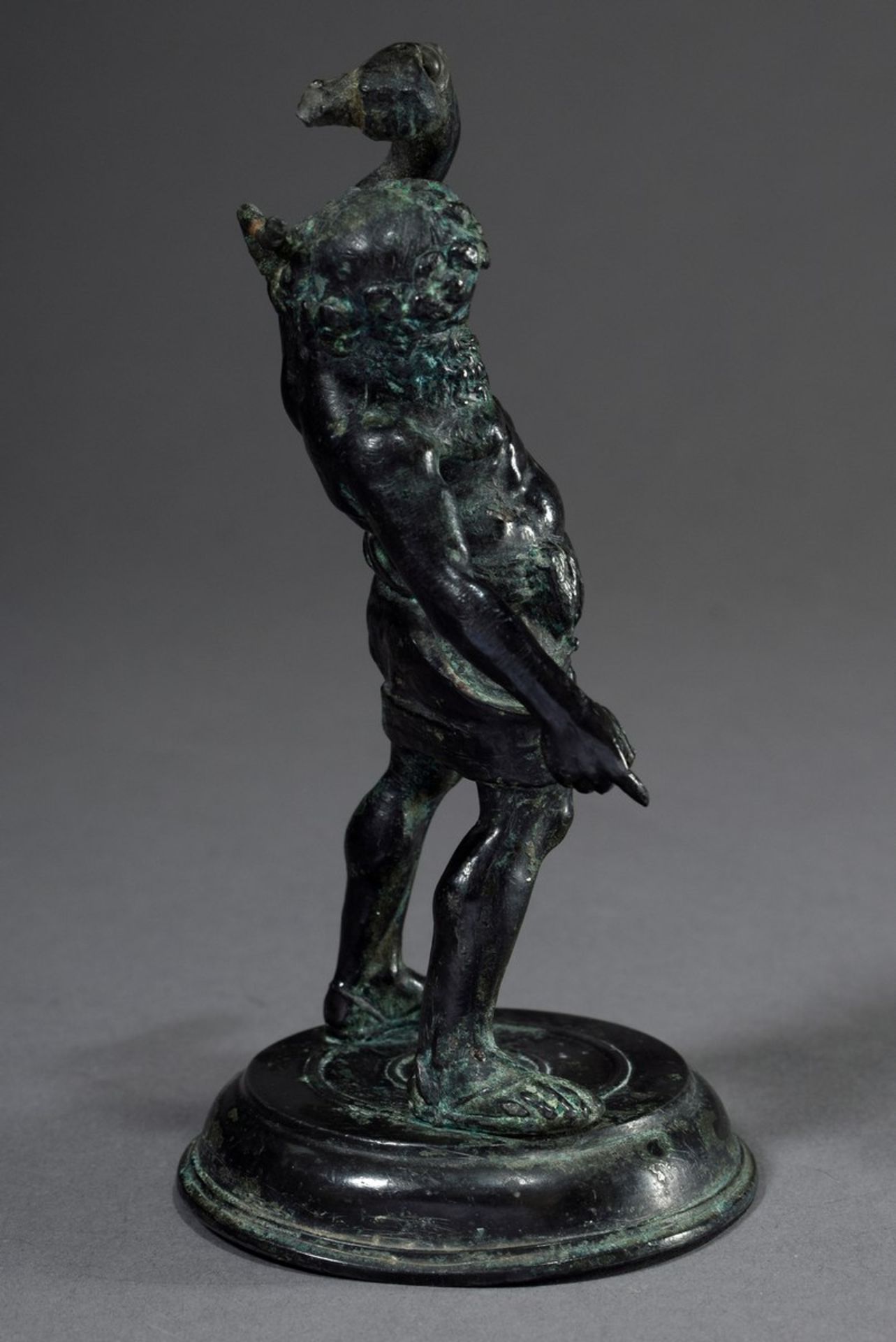 Antike Statuette „Trunkener Silen“, Bronze, grünlich/schwarz patiniert, auf rundem Podest, 19.Jh., - Bild 2 aus 5