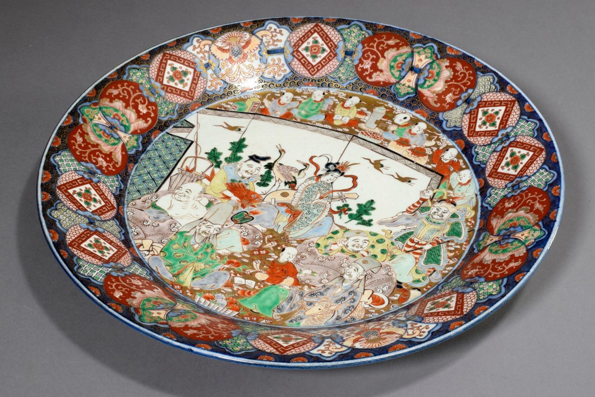 Großer Imari Porzellan Teller "Figürliche Szenen mit den 7 Glücksgöttern" mit reicher Emaille - Bild 2 aus 6