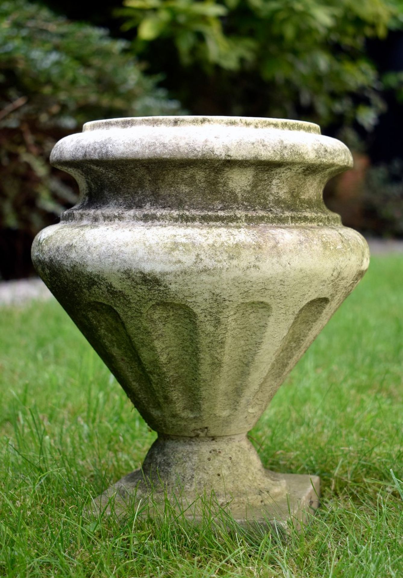 Gartenvase mit Kanneluren, Marmor, H. 31cm, kleine Defekte