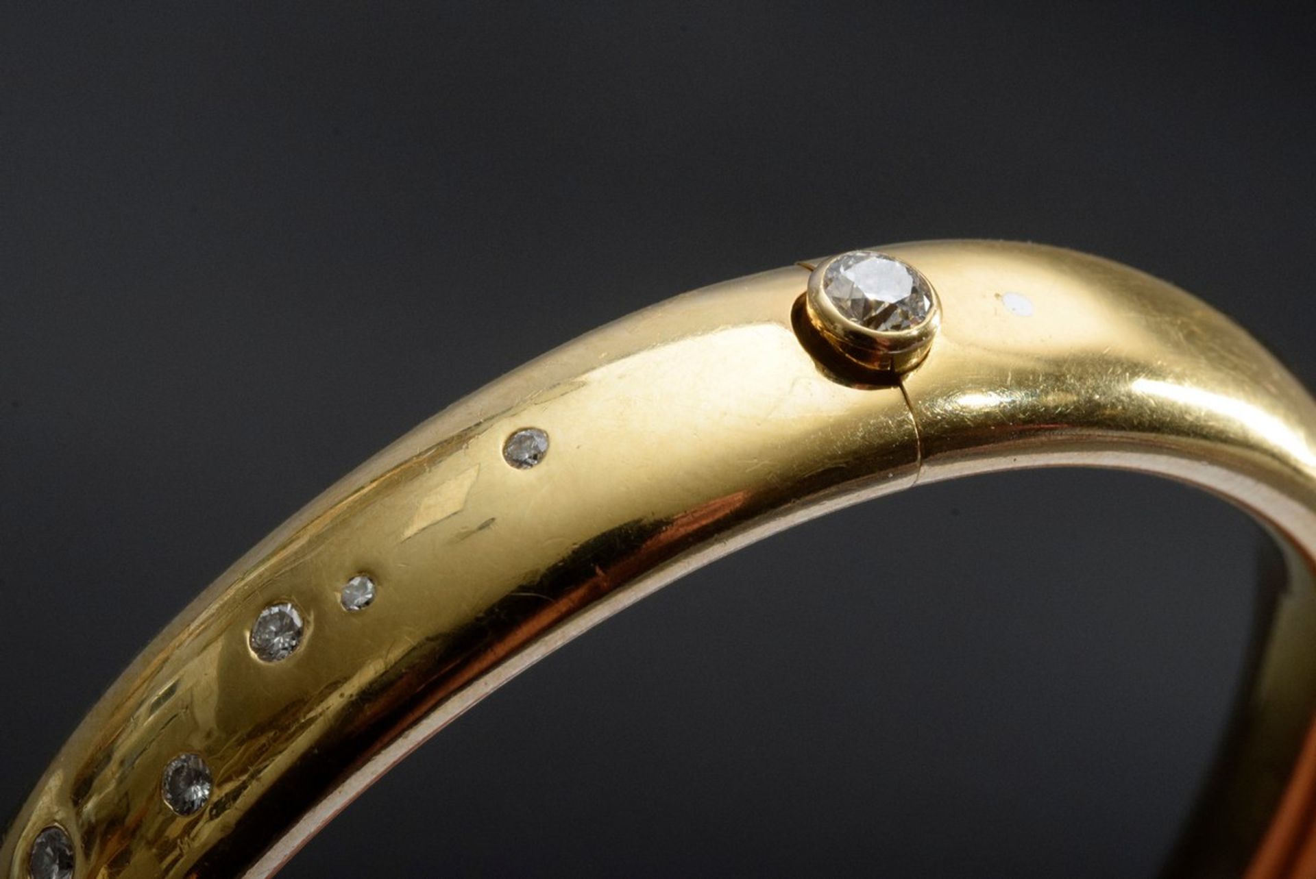 Eleganter ovaler GG 750 Scharnier Armreif mit 24 Diamanten (zus. ca. 1.45ct/SI-P/W-CR) in Brillant-, - Bild 3 aus 6