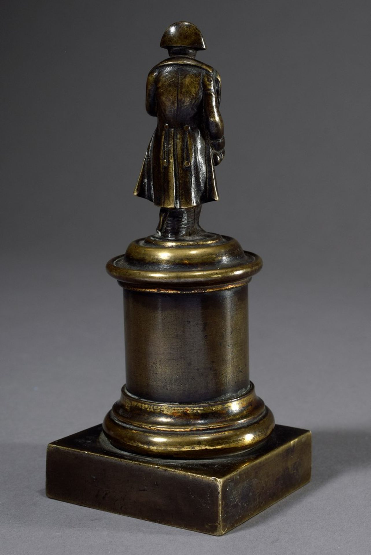 Bronze Briefbeschwerer „Napoleon“ auf Säulenstumpf, Ende 19.Jh., H. 14cm, leicht berieben - Bild 3 aus 4