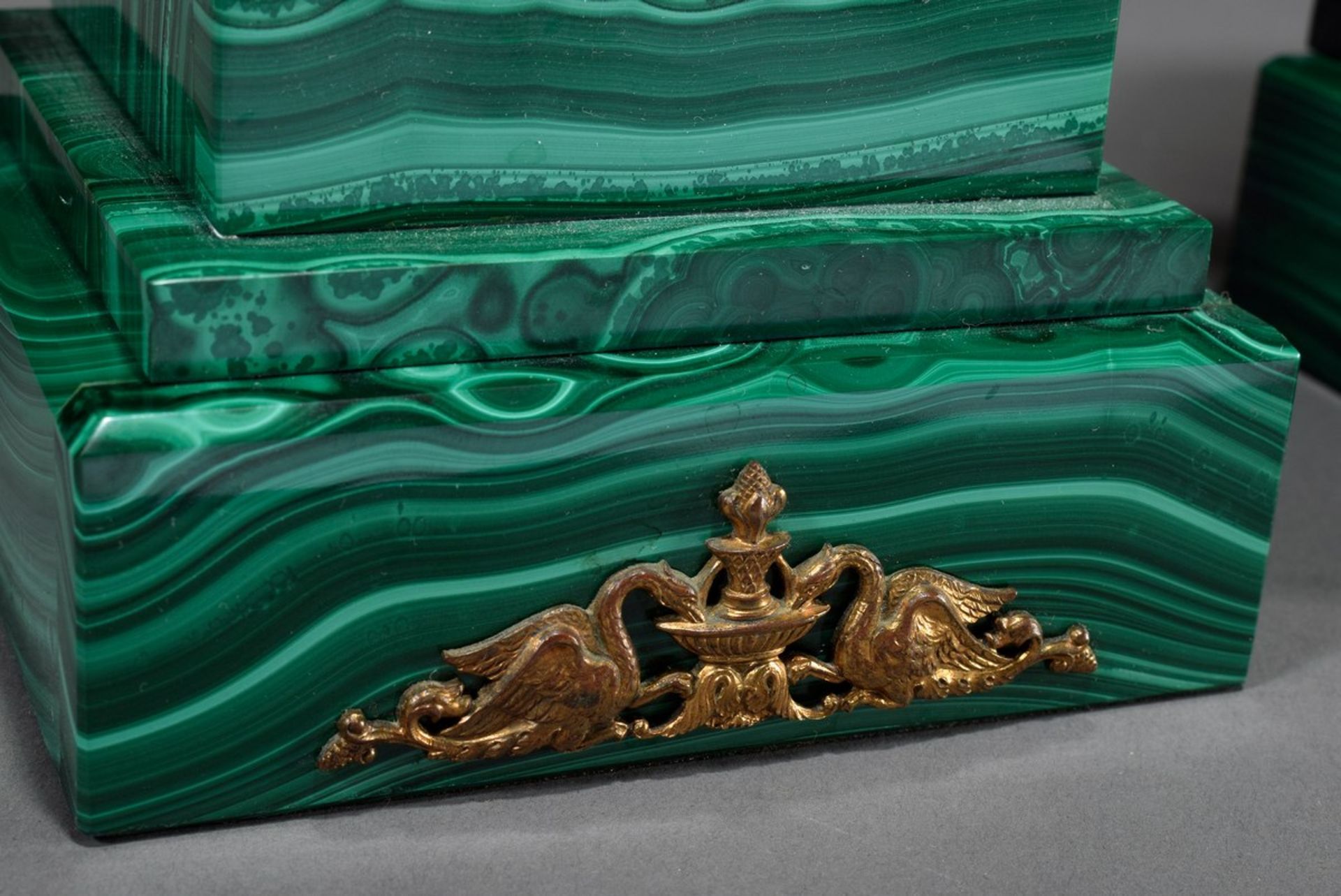 Paar Prunkvasen im Empire Stil mit ovoidem Malachit Korpus und ebensolchem Sockeln sowie vergoldeten - Bild 3 aus 8