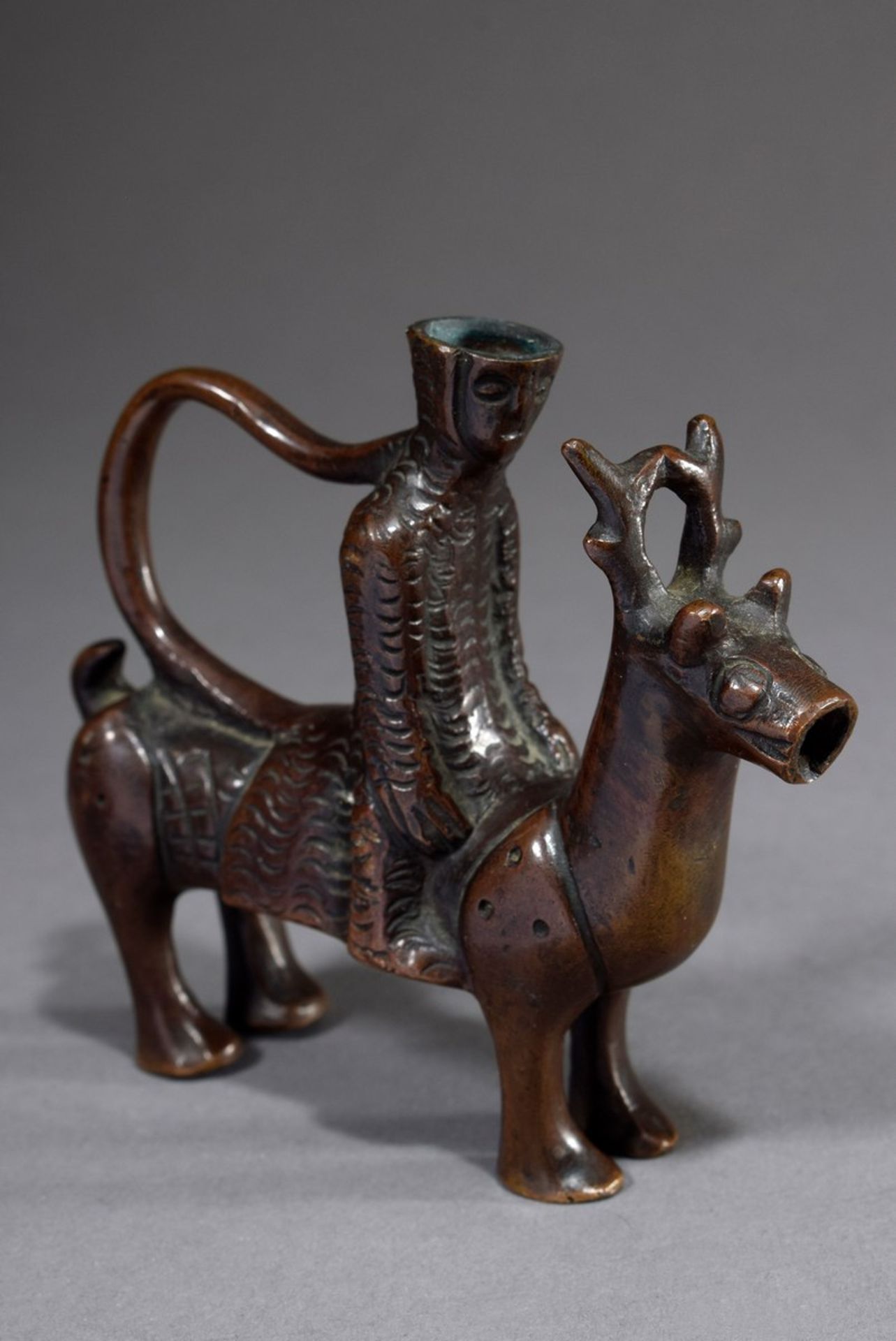 Aquamanile „Rentier mit geharnischten Reiter“ nach Original des 13.Jh., 19.Jh., Bronze braun