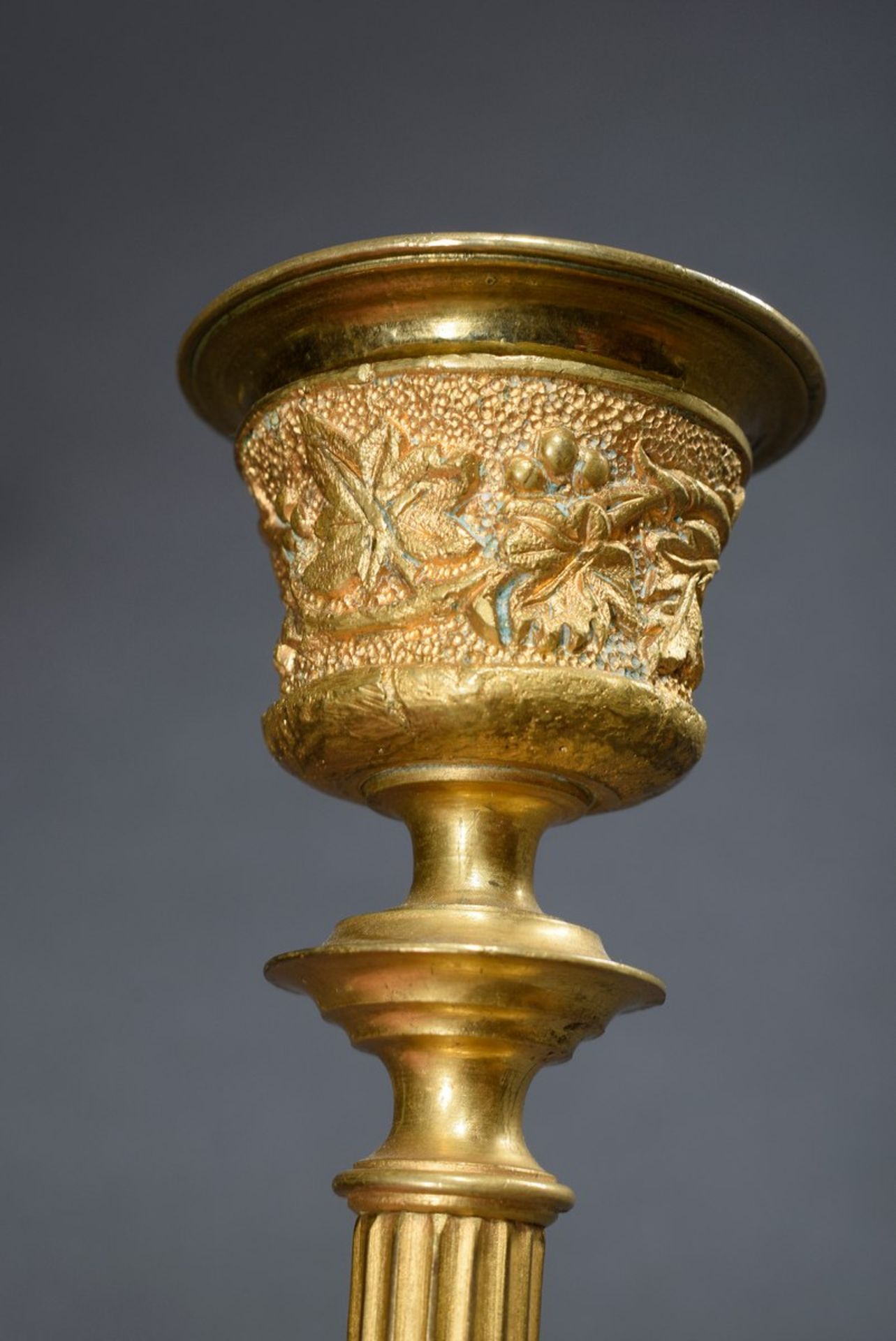 Paar vergoldete Gründerzeit Bronze Leuchter in antikisierender Form mit Tatzenfüßen und Schlangen, - Bild 2 aus 4