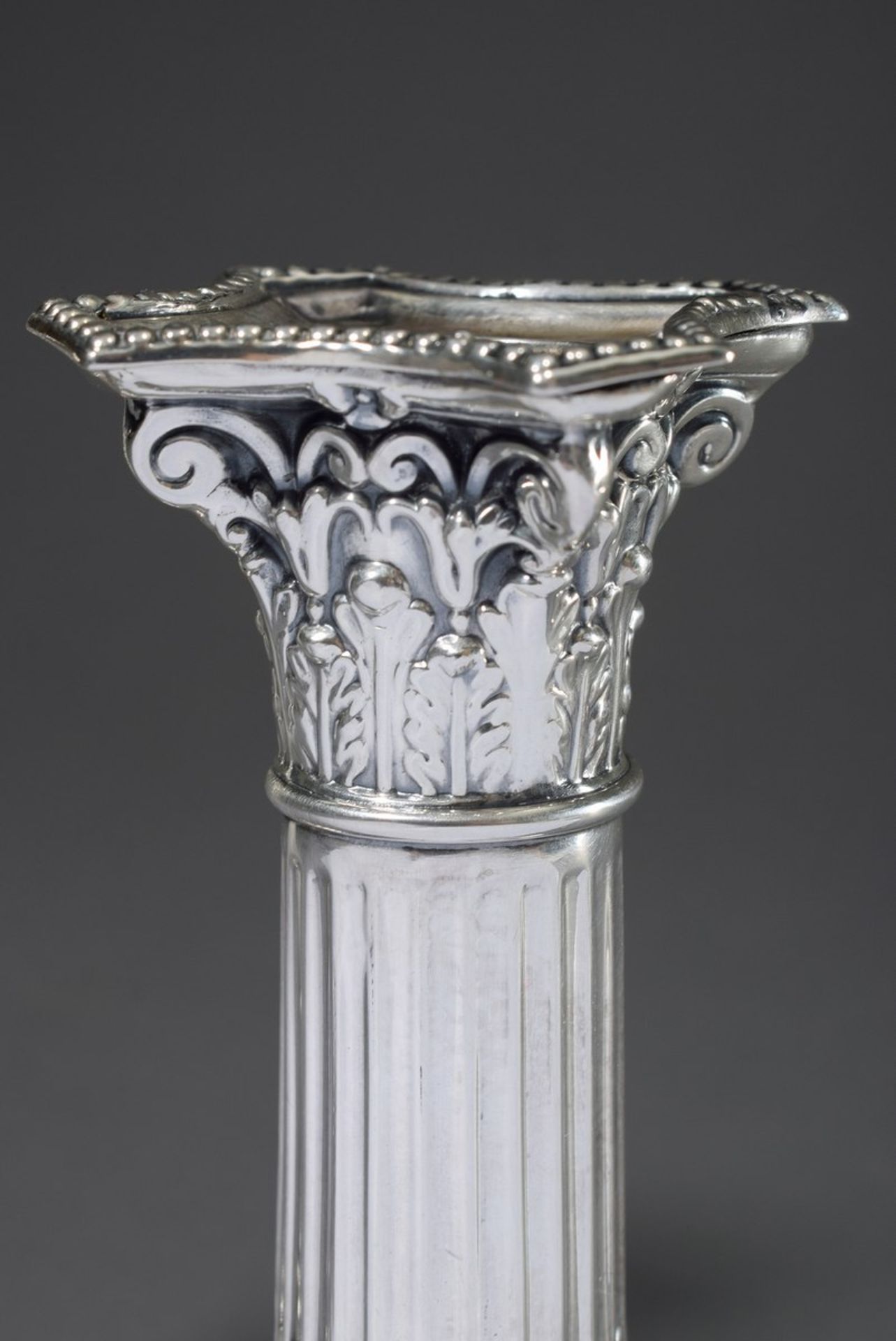 Paar englische Säulenleuchter, Barker Brothers, Birmingham 1898, Silber 925 (gefüllt), H. 15cm, - Bild 2 aus 5