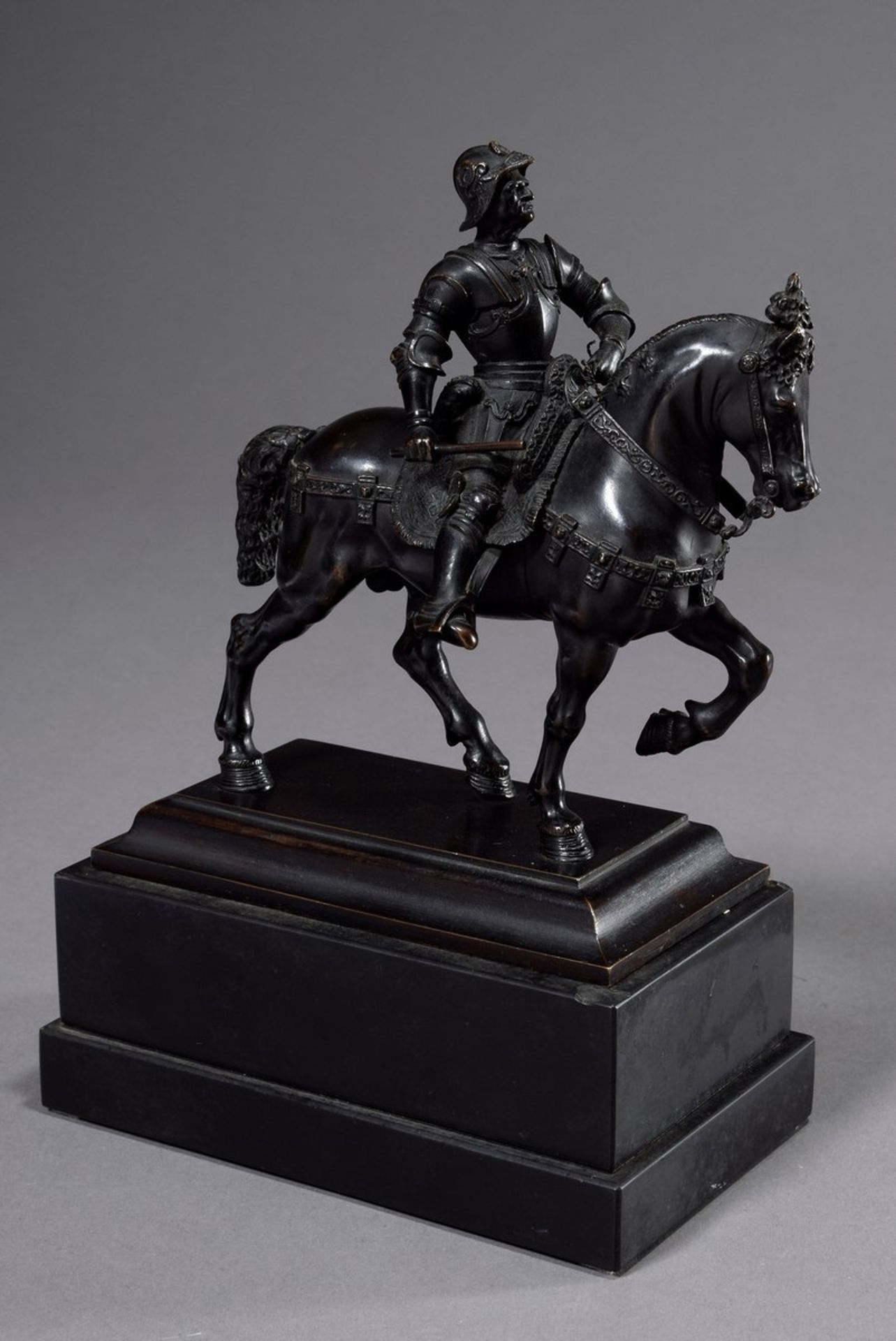 Kleine Bronze „Bartolomeo Colleoni“ nach Andrea del Verrocchio, dunkel patiniert, auf schwarzem