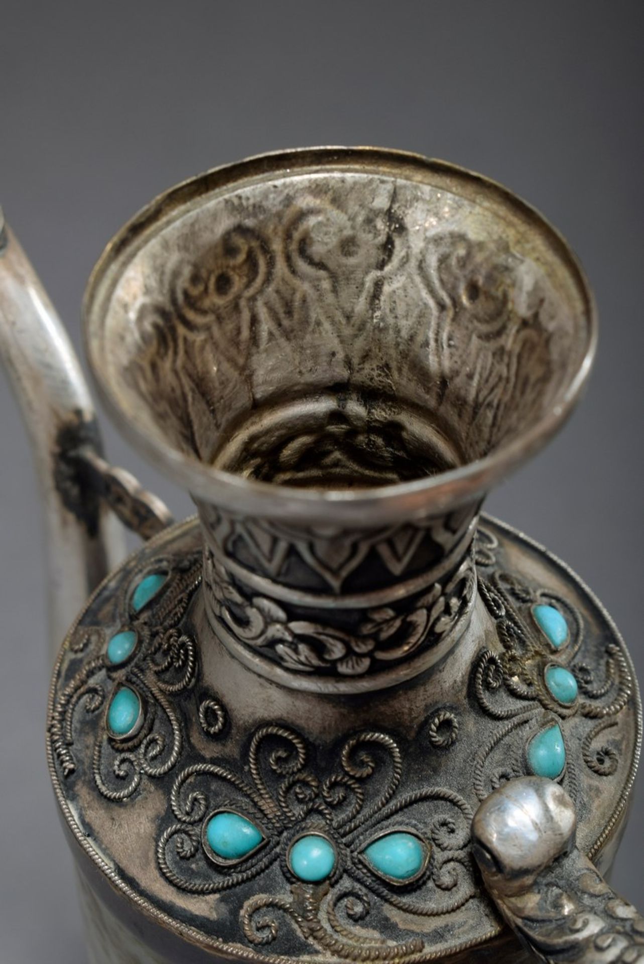 Mongolische Jade Kanne mit reliefierter Silber Montierung sowie Türkis- und Korallencabochons, - Image 7 of 9