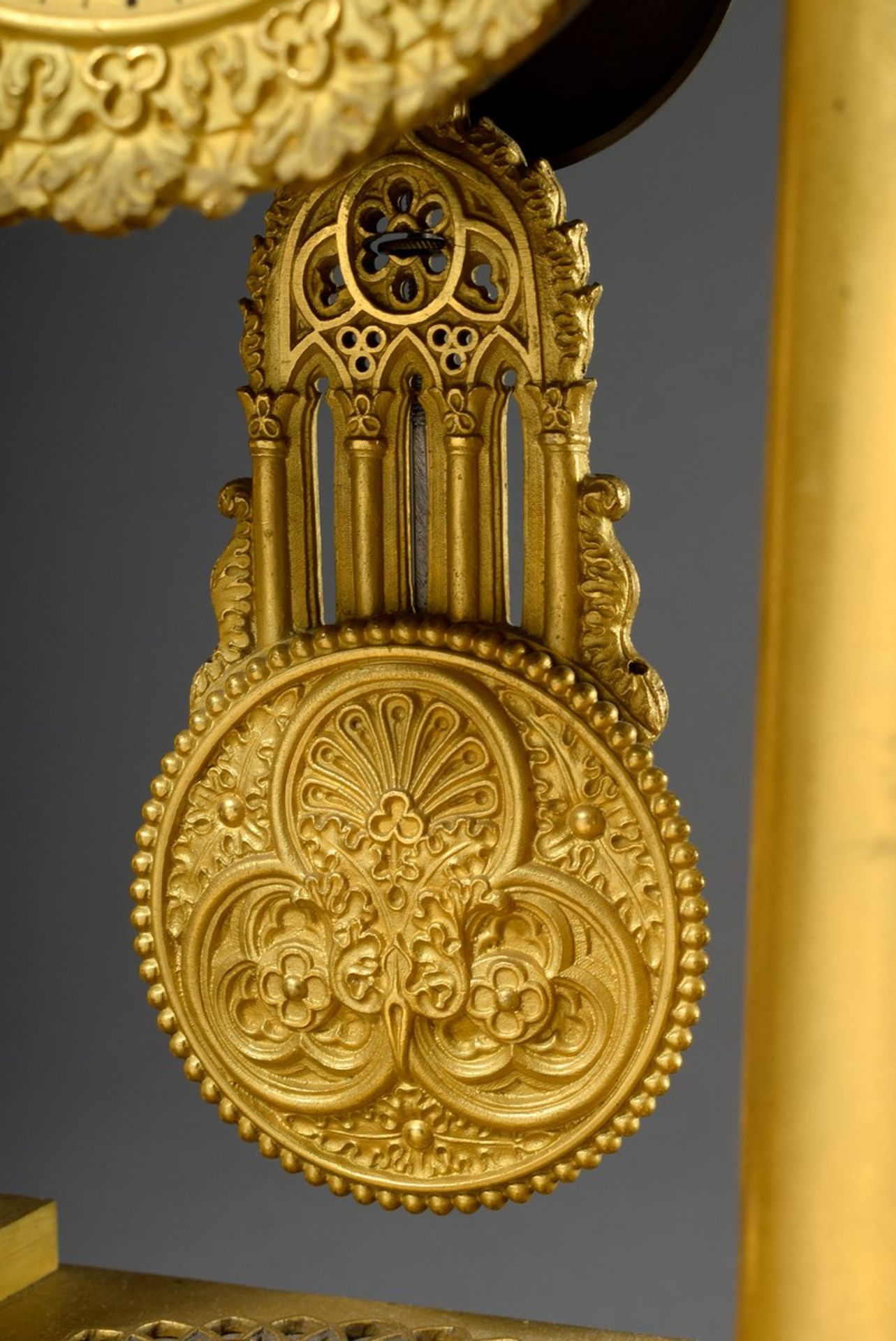Feuervergoldete Bronze Pendule mit vier Säulen und reichem Reliefdekor in gotischer Façon, - Bild 6 aus 13
