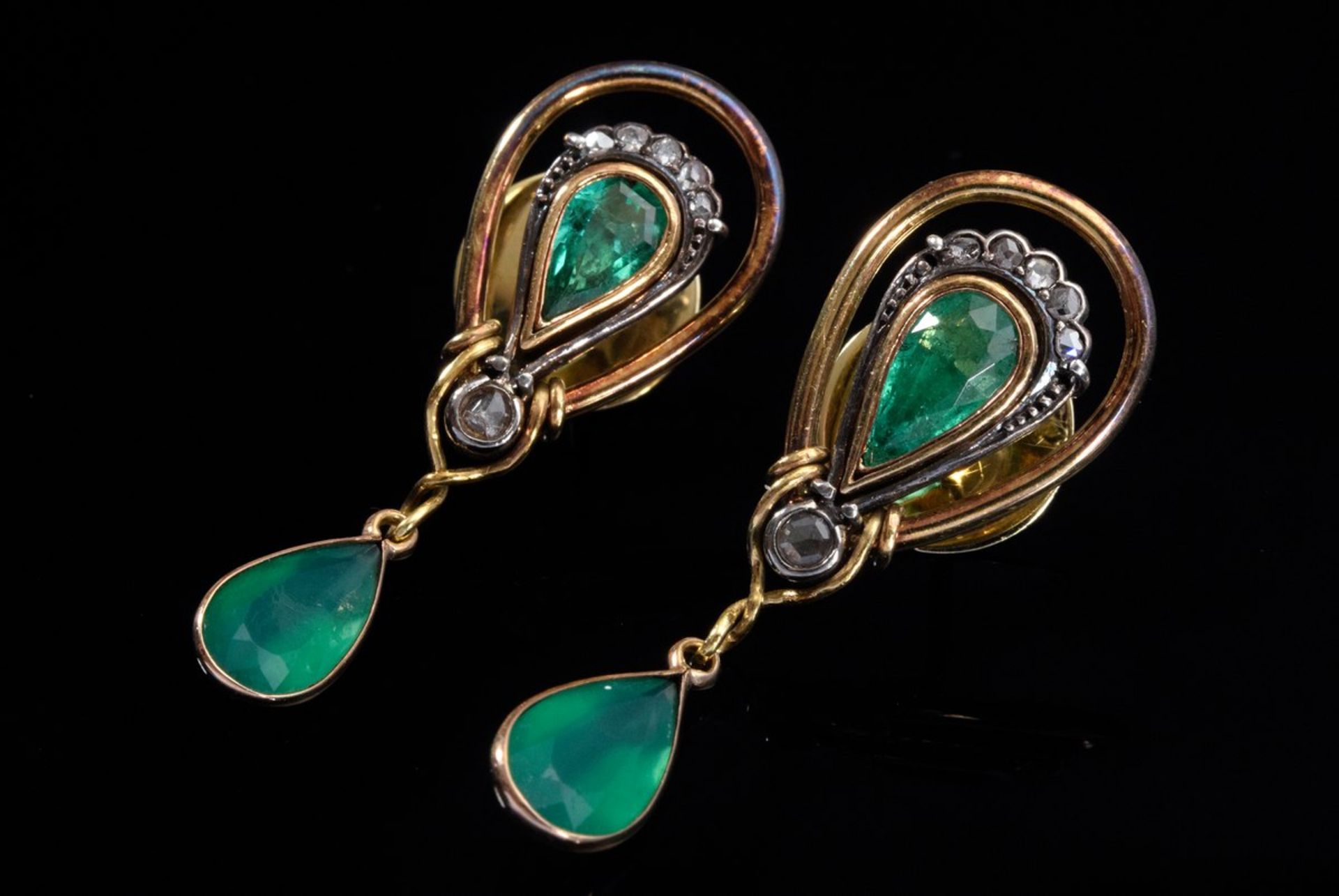 Paar GG 585 Ohrgehänge mit Smaragdtropfen (zus. ca. 1.50ct), Chrysoprastropfen (zus. ca. 3ct) - Bild 2 aus 4