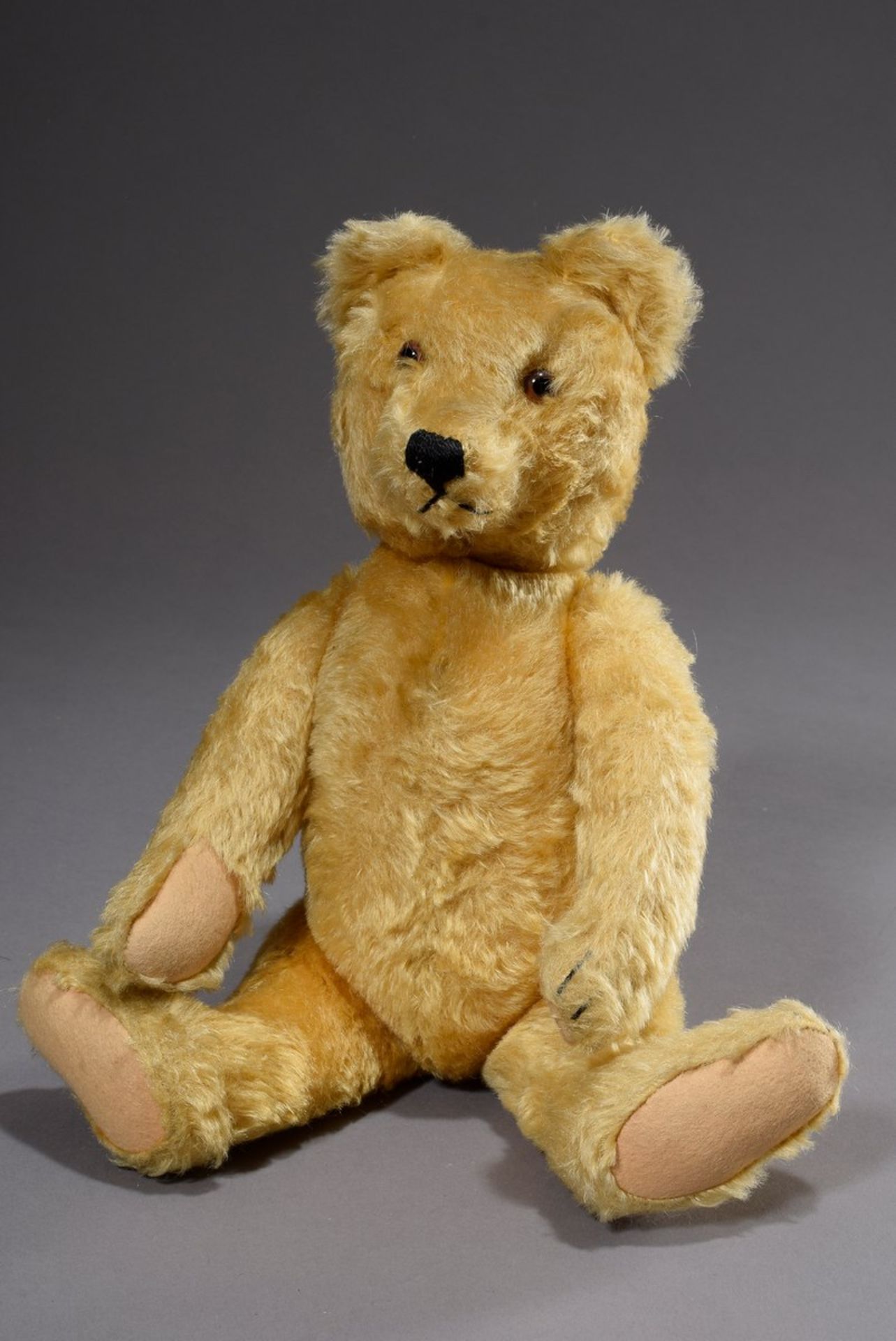 Steiff Teddy mit beigem Mohair und braunen Glasaugen, 2. Hälfte 20.Jh., H. 33cm, min. bespielt, - Bild 3 aus 4