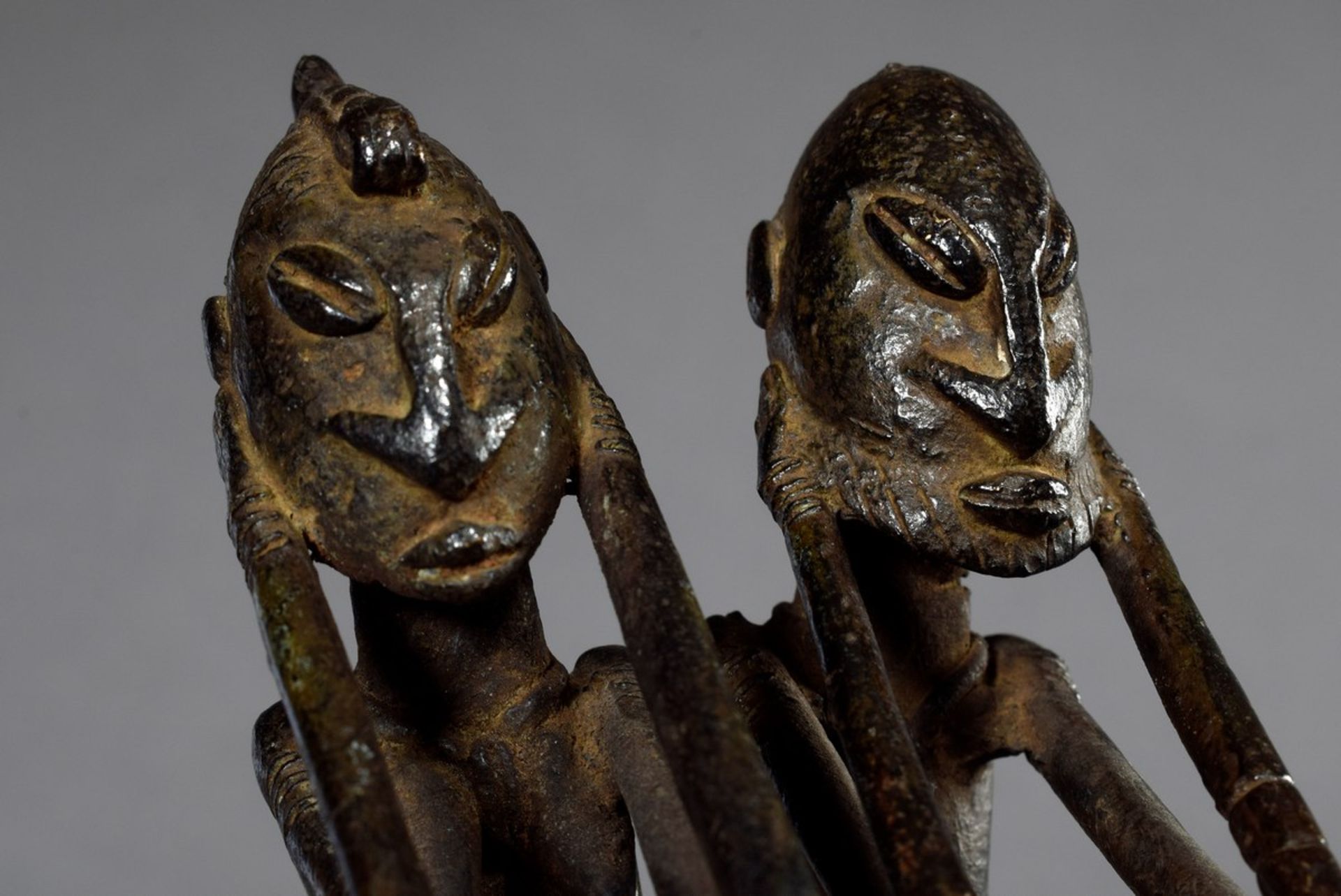 Paar hockende afrikanische Eisen Figuren "Mann und Frau", H. 11cm - Bild 4 aus 5