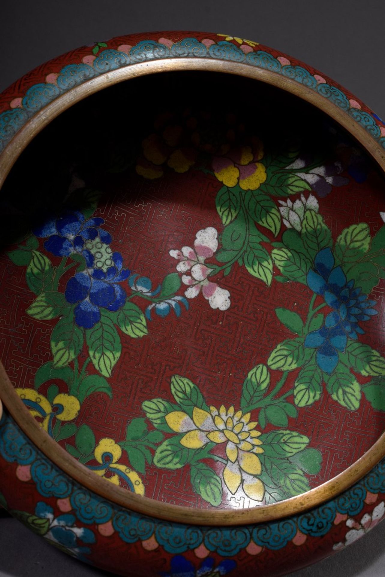 Chinesische Cloisonné Schale "Chrysanthemen" auf rotem Fond, verso Ming Vierzeichenmarke, Ø 25cm, H. - Image 3 of 5