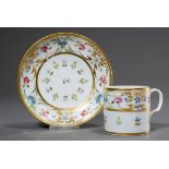 Französische Tasse mit floralem Golddekor und polychromen Blüten in Zylinderform, am Boden