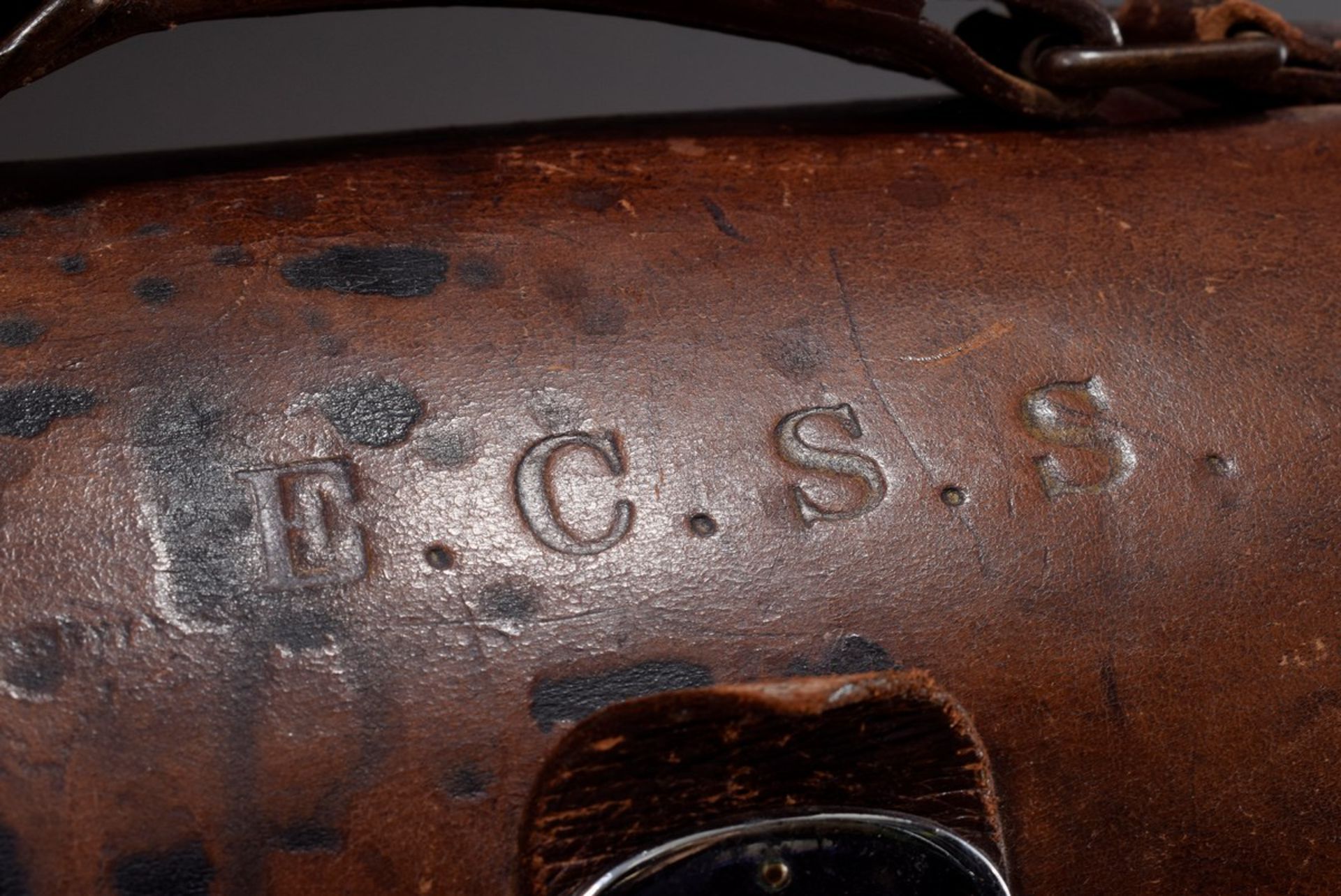 Röhrenförmiger Leder Vintage Etuikoffer mit geprägtem Monogramm „E.C.S.S.“, innen mit dunkelrotem - Bild 4 aus 5