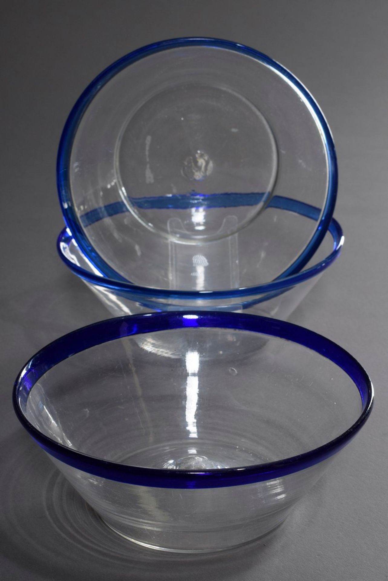 3 Antike schwedische Glas Milchsatten mit blauem Rand, H. 6cm, Ø 15cm, leichte Gebrauchsspuren - Bild 2 aus 4