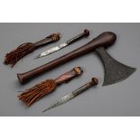 3 Diverse Teile afrikanische Waffen: Zeremonialbeil der Songe, DR Kongo, Holz/Metall (L. 40cm) und 2